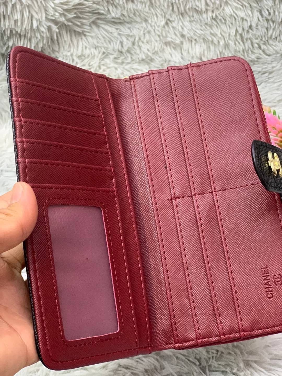 Chanel WALLET 3 ขนาดพร้อมส่ง กระเป๋าสตางค์อเนกประสงค์ หนังคาเวียร์ลายตารางสวยอยู่ทรงอะไหล่ทองหัวซิปปั้มโลโก้ด้านหน้ามีโลโก้สวยเรียบหรูภายในมีช่องซิป , ช่องใส่บัตรหลายช่อง ใส่เหรียญ ใส่บัตรได้เยอะ ตัวจริงสวยน่าใช้มาก เป็นรุ่นที่ขายดีตลอดกาลคลาสสิคไม่มีเอ้า