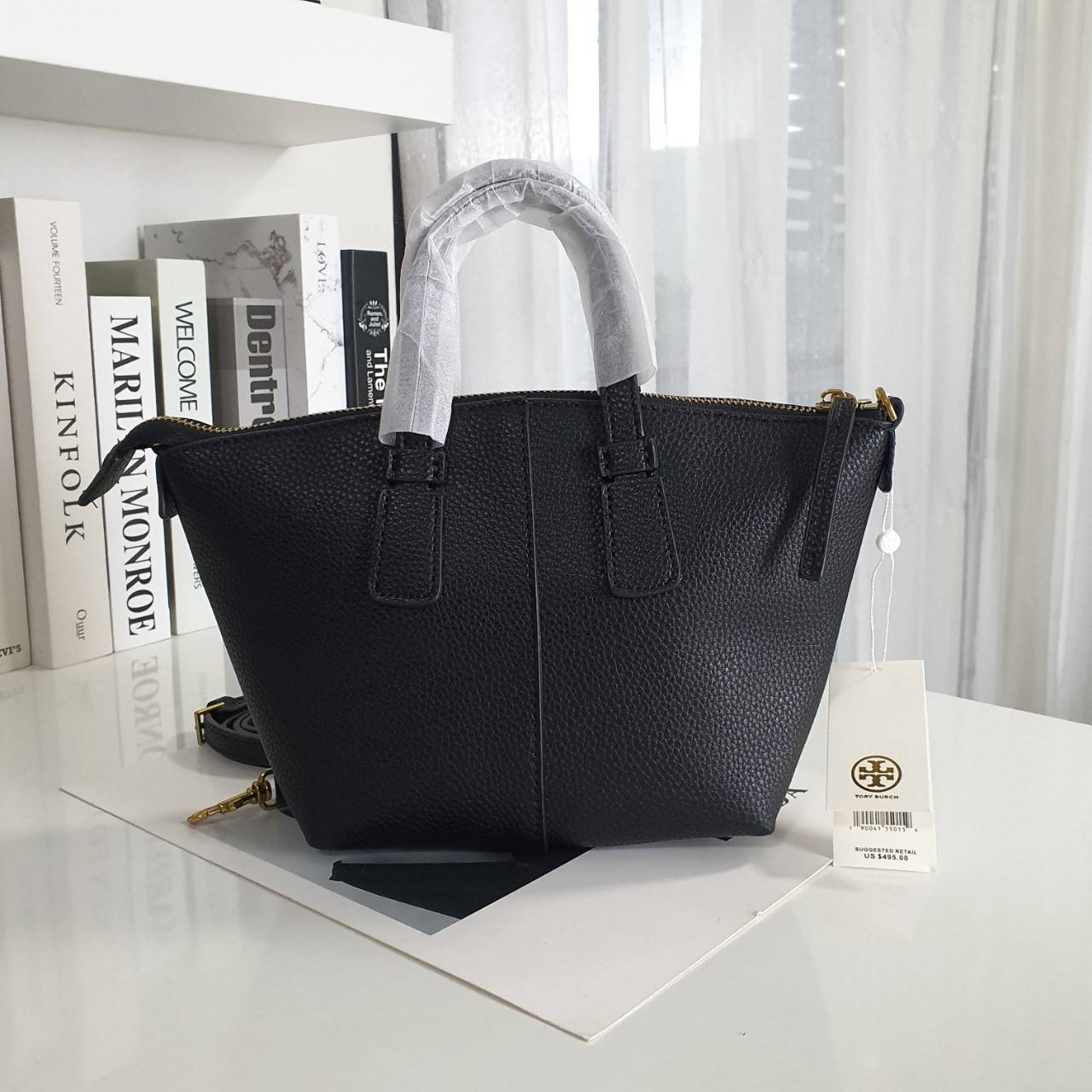 Tory Burch Mcgraw Mini Top Zip Satchel กระเป๋าสะพายทรงสวย ใบขนาดเล็กกำลังดี หนังสวยมาก ปักโลโก้แบรนด์ด้านหน้า เปิดปิดด้วยซิปยาวอะไหล่ทอง บุผ้าไนลอนปั้มลายแบรนด์ด้านใน พร้อมช่องใส่ของ1ช่อง สามารถใส่กระเป๋าสตางค์ใบยาว มือถือ iphone เงิน ของจุกจิกได้ มาพร้อม