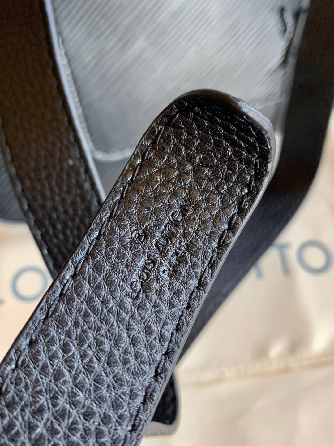 VIP 🥂 LOUIS VUITTON MARELLR EPI LEATHER รุ่นนี้ลายหนังเป็นลายไม้ มีโลโก้แบรนด์แบบฉลุด้านหน้า มาพร้อมกระเป๋าใบลูกแบบซิปจัดเก็บได้ตรงช่องด้านหน้า สามารถถอดออกแยกใช้งานได้ต่างหากนะคะ เปิดปิดกระเป๋าแบบซิป ภายในโล่ง สามารถใส่กระเป๋าเงินใบยาวได้;ของจุกจ