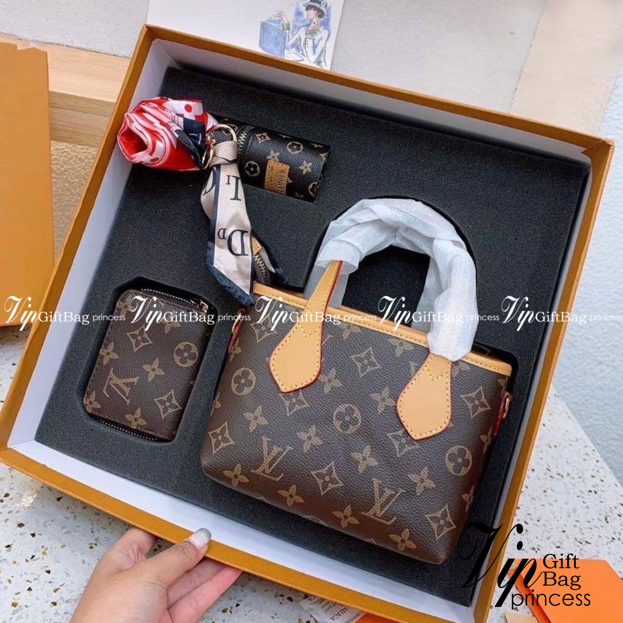 Set 3 ชิ้น LV Mini Tote Bag New in!! กับ box set ชวนสะสม ที่จับเอารุ่นยอดฮิต มามิกซ์รวมกับไอเท็มสุดคุ้มของมันต้องมี!! จัดเรียงให้อยู่ในกล่องสุดหรู ไม่ว่าจะตัวกระเป๋า กระเป๋าสตางค์ กระเป๋าจิ๋ว ใบไหนๆก็นำมาใช้งานได้จริง คุ้มค่ามากๆ แถมฟรี! ริบบิ้นลายลิมิเต็