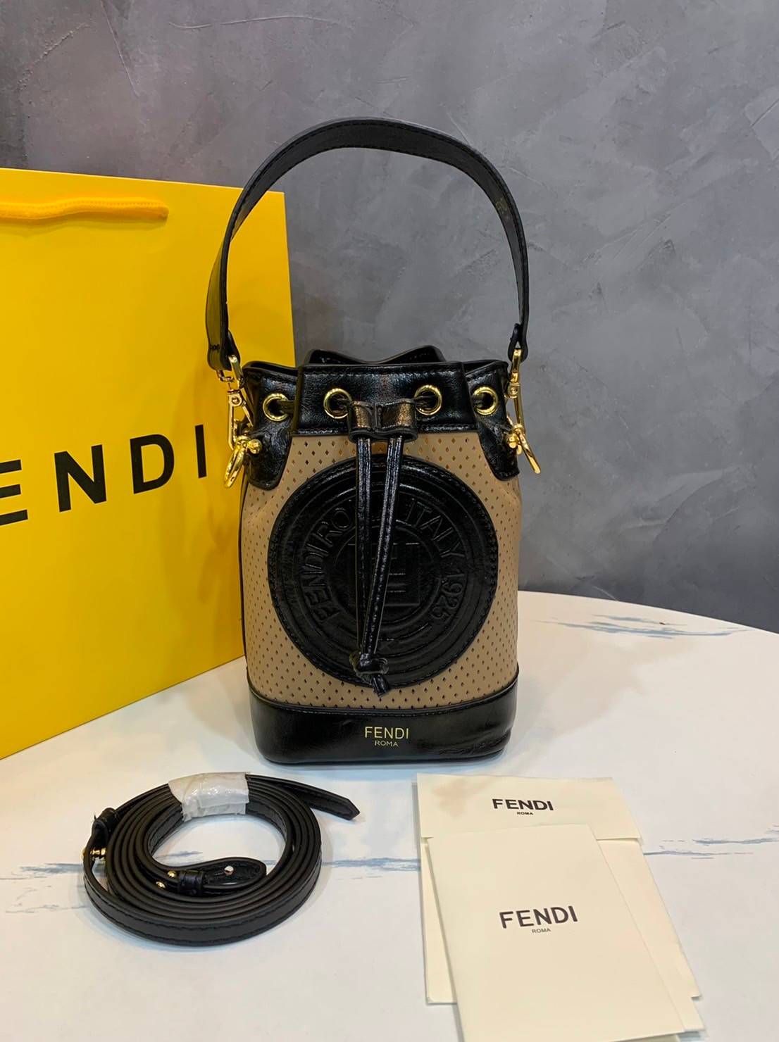 FENDI Mon Tresor mini bucket bag กระเป๋าถือทรงขนมจีบสุดคิ้วท์ หรือสะพายไหล่ วัสดุหนังแท้อย่างดี รุ่นใหม่ล่าสุด สวยหรู ดูแพง คุณนายสุดไปเลยค่า ถือแล้วสวยมากๆ จุของได้กำลังดี ทรงนี้ต้องมีติดตู้ไว้สักใบนะคะ!