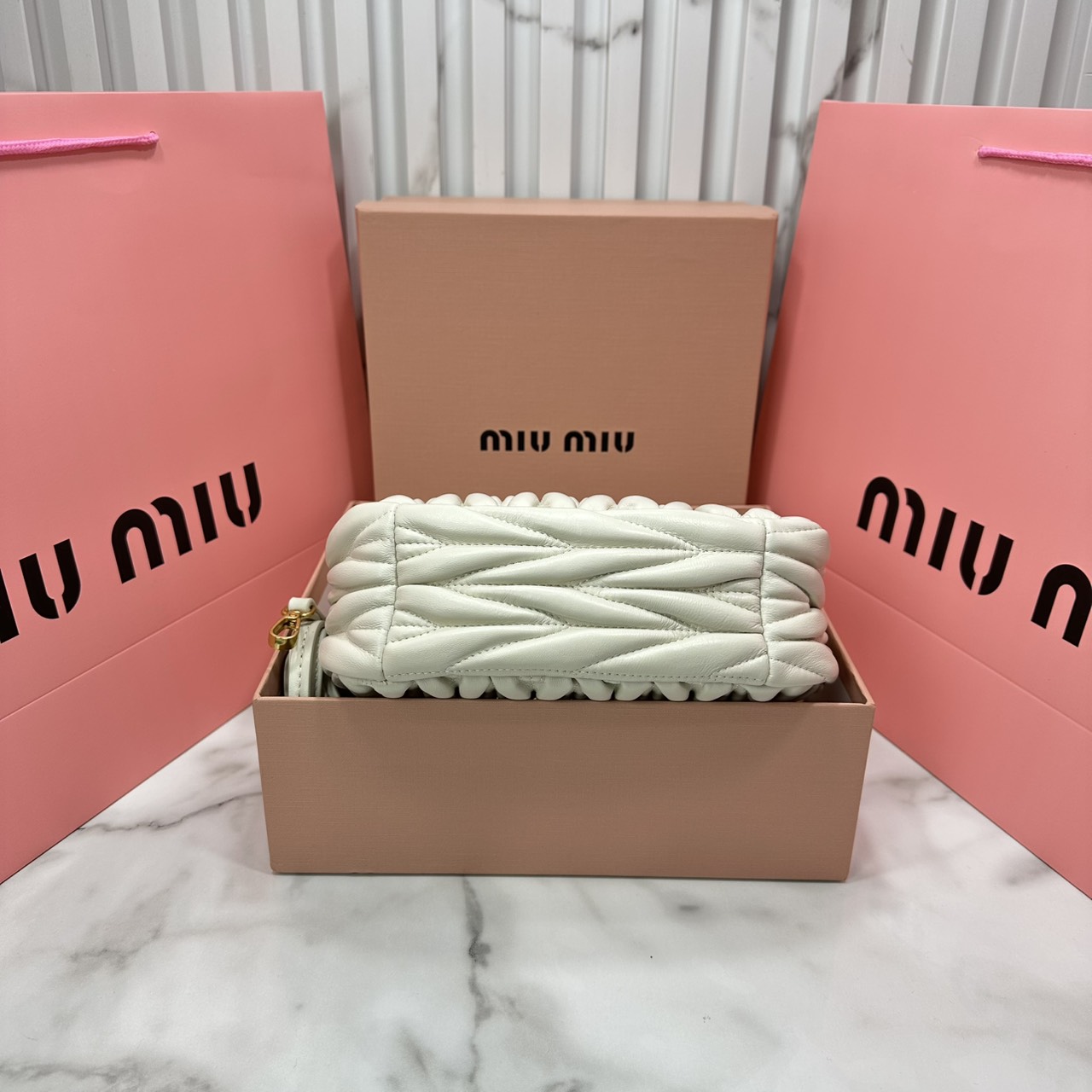 ORI หนังแท้ | MIU MIU Wander matelassé nappa leather hobo bag Small 22cm กระเป๋าสะพายทรงโฮโบ คิ้วท์สุดปัง ลุคลูกคุณหรูหราด้วยดีไซน์จับจีบนูนลวดลายเป็นเอกลักษณ์ หูจับในตัว ถือแบบเลิศๆ หรือจะใส่สายสะพายข้างก็ได้อีกลุค