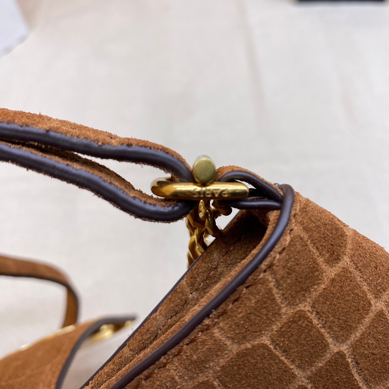 CELINE MEDIUM WILTERN BAG IN CROCODILE EMBOSSED SUEDE CALFSKIN / Celine hobo / Celine Bag พร้อมส่ง กระเป๋าถือ/สะพายโซ่อะไหล่ทองหรูหรา ทรงโฮโบ สวยผู้ดี ใช้งานง่าย โดดเด่นด้วยโลโก้สีทอง