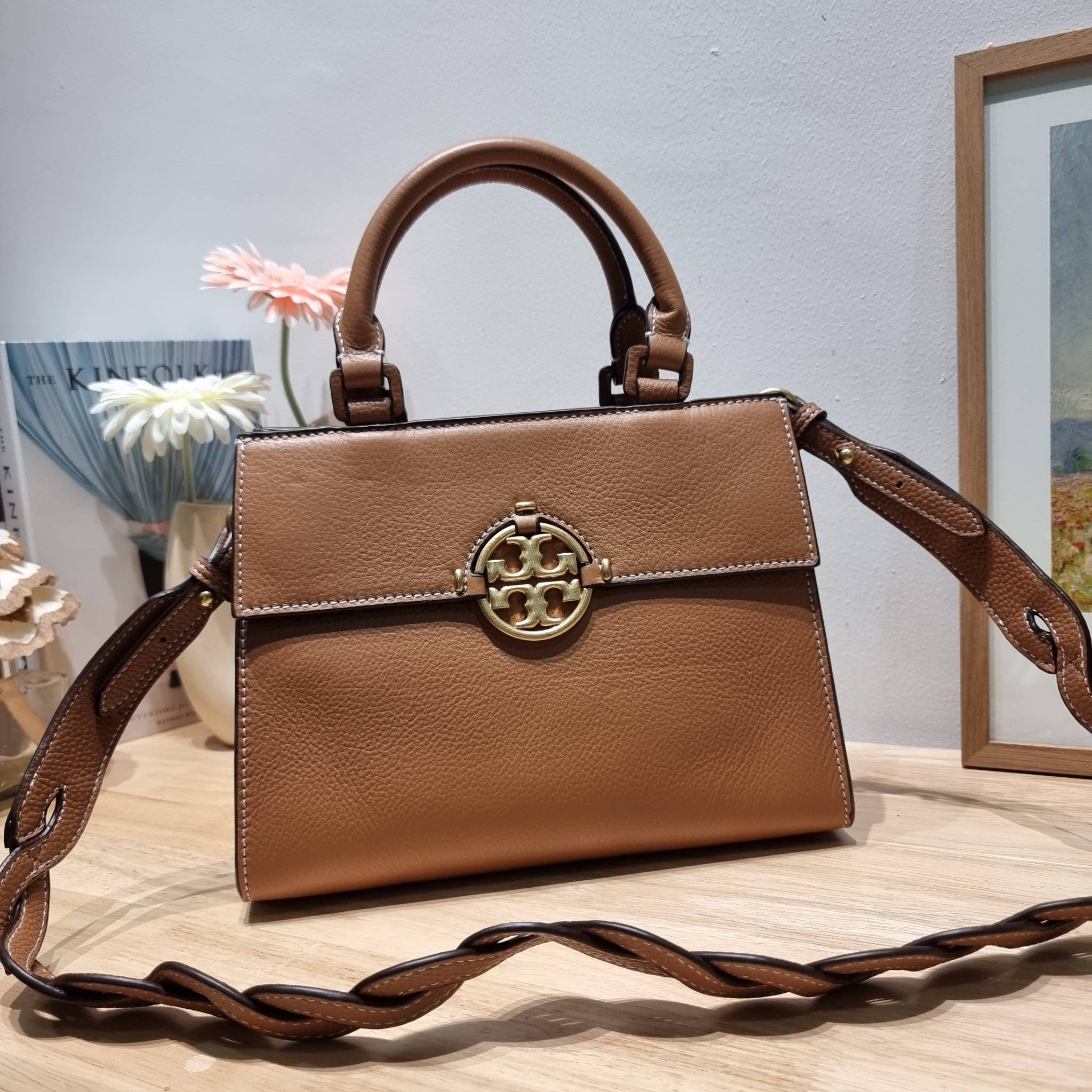 TORY BURCH MILLER TOP HANDLE SATCHEL ใหม่ล่าสุด กับกระเป๋าสะพายรุ่นยอดนิยม ที่มาในดีไซน์ top handle ให้สะดวกใช้ได้มากขึ้นด้วยหูจับในตัว โดดเด่นด้วยโลโก้สีทอง
