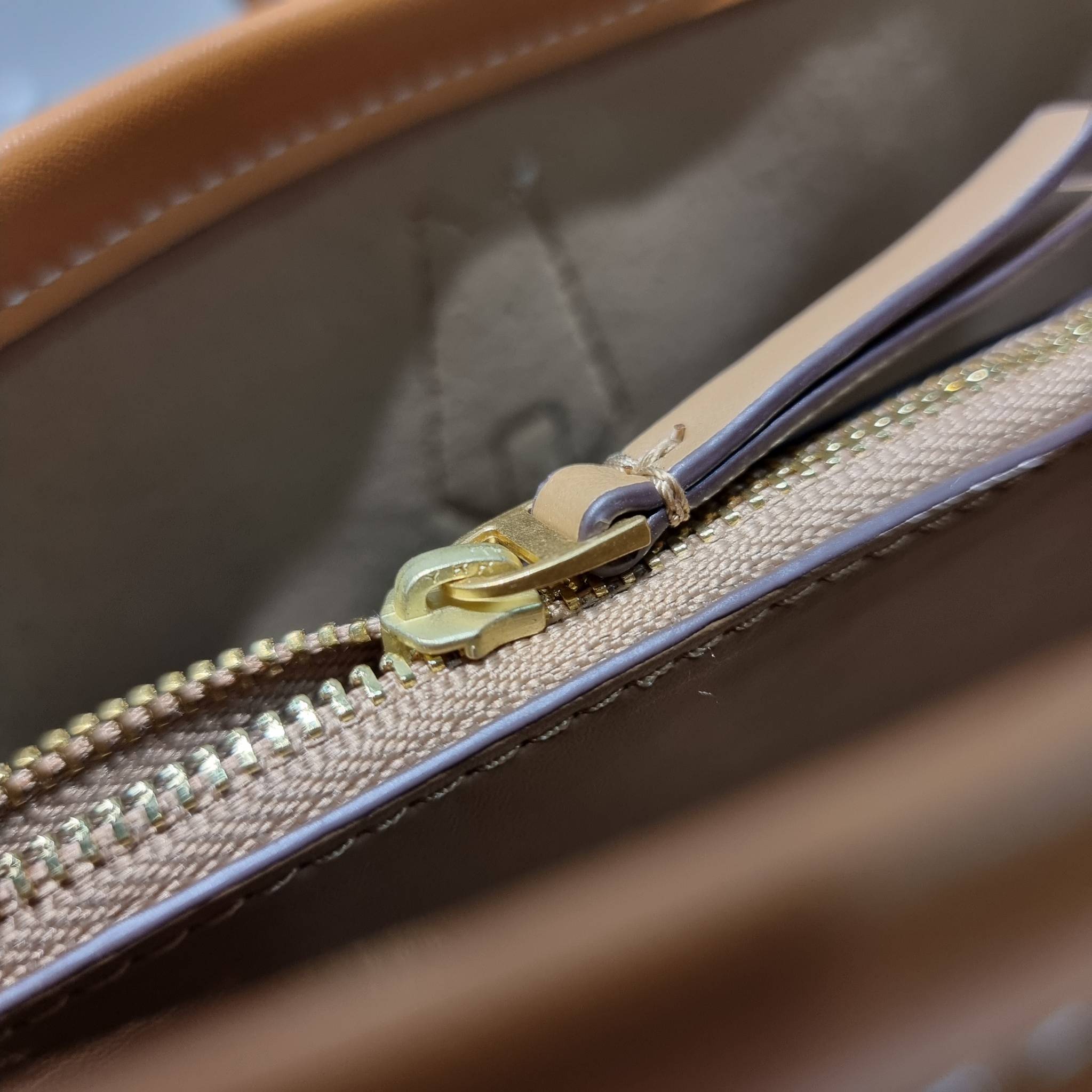 TORY TOTE BAG / TORY BURCH PERRY EMBROIDERED T MONOGRAM TRIPLE-COMPARTMENT TOTE BAG ใหม่ล่าสุด กับกระเป๋าทรงโท้ทใบใหญ่ ลวดลายโมโนแกรมสุดคลาสสิคที่ถูกดีไซน์รังสรรค์ด้วยงานปักสุดชิค น่าใช้ใจฟูแค่แรกเห็น ดีเทลดีงาม