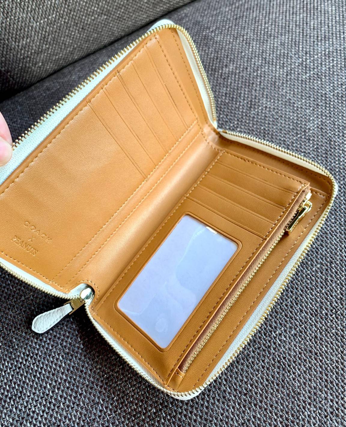 COACH X PEANUTS MEDIUM ID ZIP WALLET WITH WOODSTOCK((C4604)) 📣พร้อมส่งค่ะ! กระเป๋าเงินใบกลาง ขนาดพอดีๆ 🔺ด้านหน้าปั้มตัวการ์ตูน พร้อมตัวอักษรภาษาอังกฤษ นูนเด่นชัด ซุกซน น่ารักมากๆค่ะ ✔️เปิดปิดกระเป๋าแบบซิป ภายในมีช่องเสียบบัตรได้ถึง1