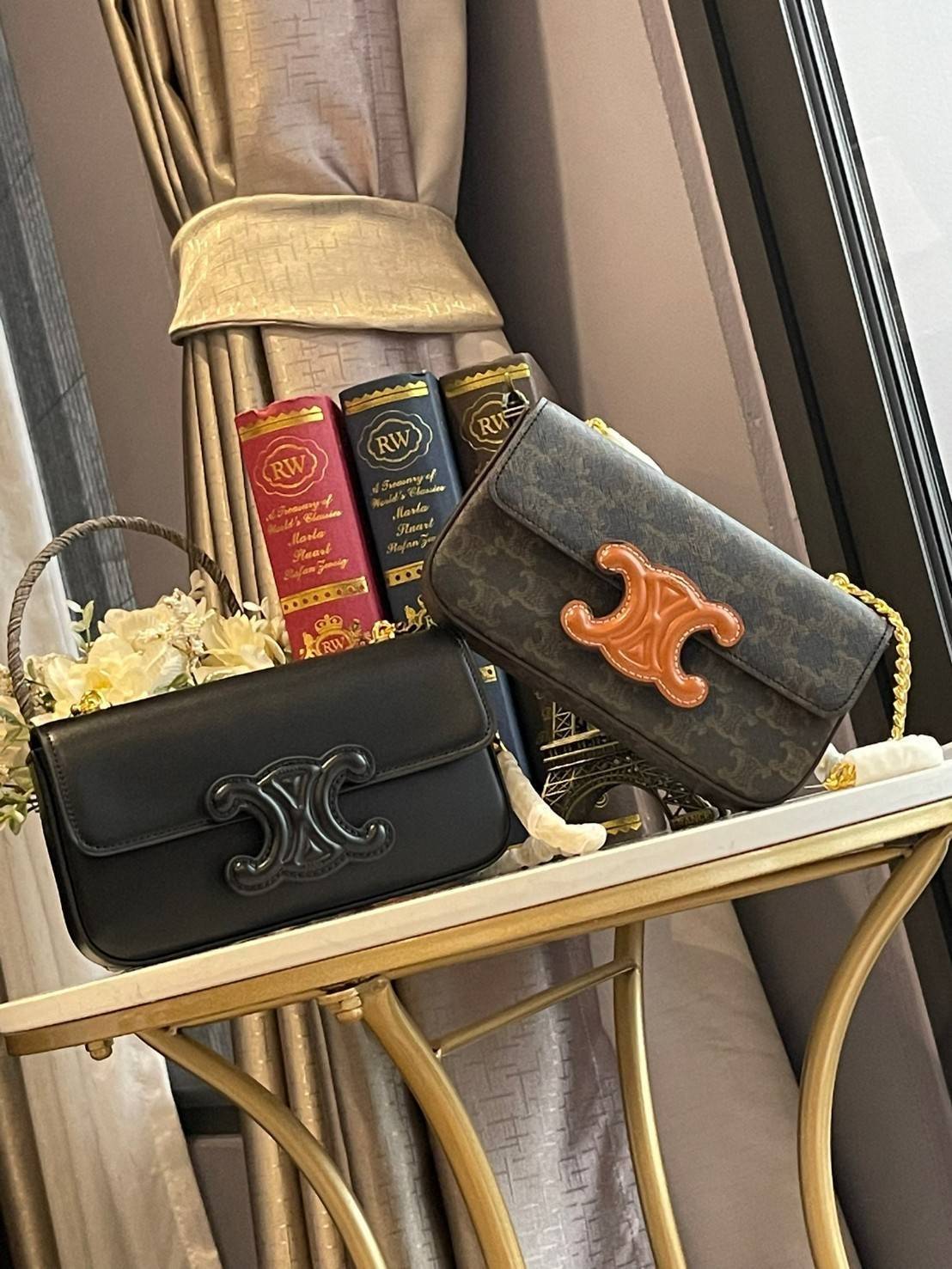 Celine Chain Shoulder Bag Cuir Triompe In Triompe เป็นกระเป๋าถูกประดิษฐ์ขึ้นในรูปทรงมินิมอล นับว่าเป็นกระเป๋าอีกหนึ่งรุ่นในซีรีส์ Triomphe ที่ได้รับความนิยมอย่างมาก โดยเป็นกระเป๋าสะพายไหล่ทรงสี่เหลี่ยมผืนผ้าที่อัดแน่นไปด้วยกลิ่นอายความคลาสสิกตามแบบฉบับของ