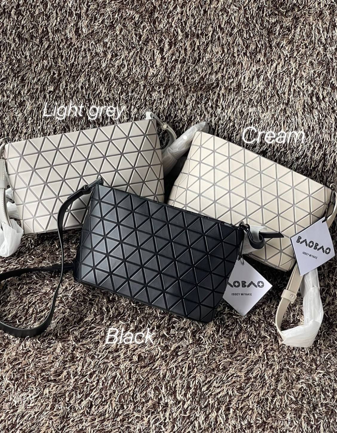 BAO BAO ISSEY MIYAKE Crystal Shoulder Bag งานดีไซน์ที่ดูเรียบง่ายทั้งรูปแบบการใช้งาน มีช่องเปิดปิดแบบซิปเพื่อให้คุณพกพาของมีค่าได้อย่างสบายใจป้องกันสิ่งของตกหล่น