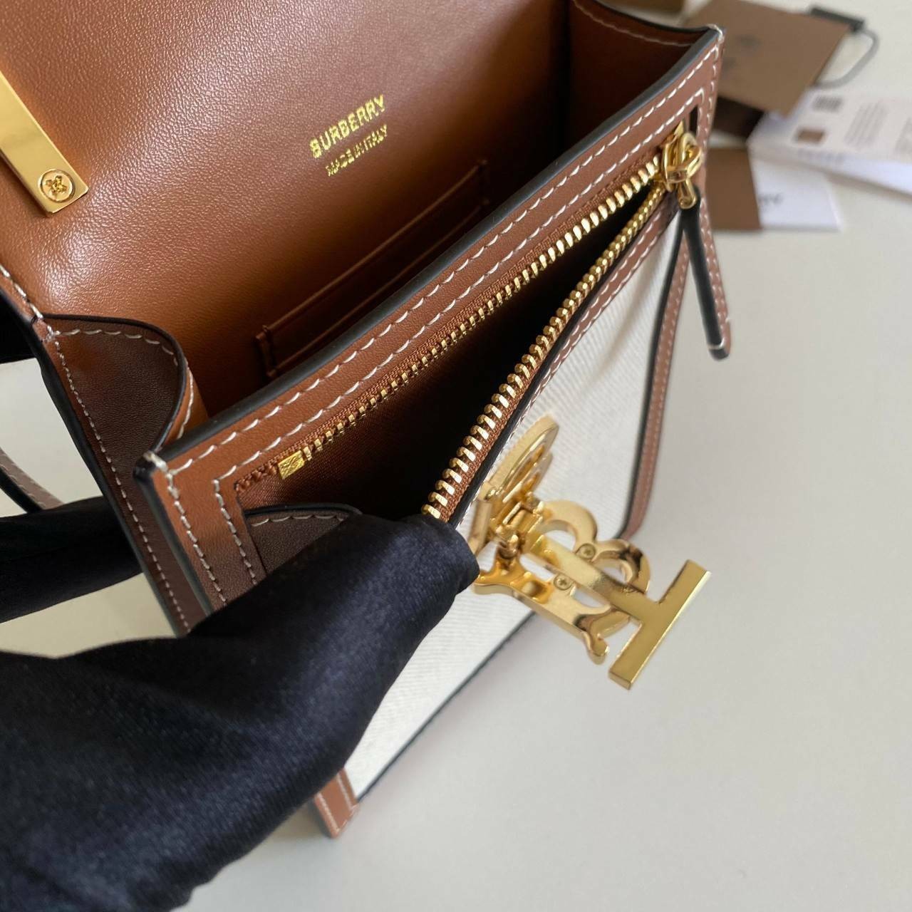 หนังแท้ BURBERRY FRAGRANCES CROSSBODY BAG / Burberry crossbody mini bag Original กระเป๋าสะพายขนาดมินิน่ารัก ใช้งานง่าย งานหนังแท้ & Canvas Cotton เกรดออริจินอล ทรงเหลี่ยมแนวตั้งดีไซน์สวยหรูอยู่ทรงมีโลโก้แบรนด์ด้านหน้า เปิดปิดด้วยฝาปิดสัญลักษณ์รูปตัวB ภายใ