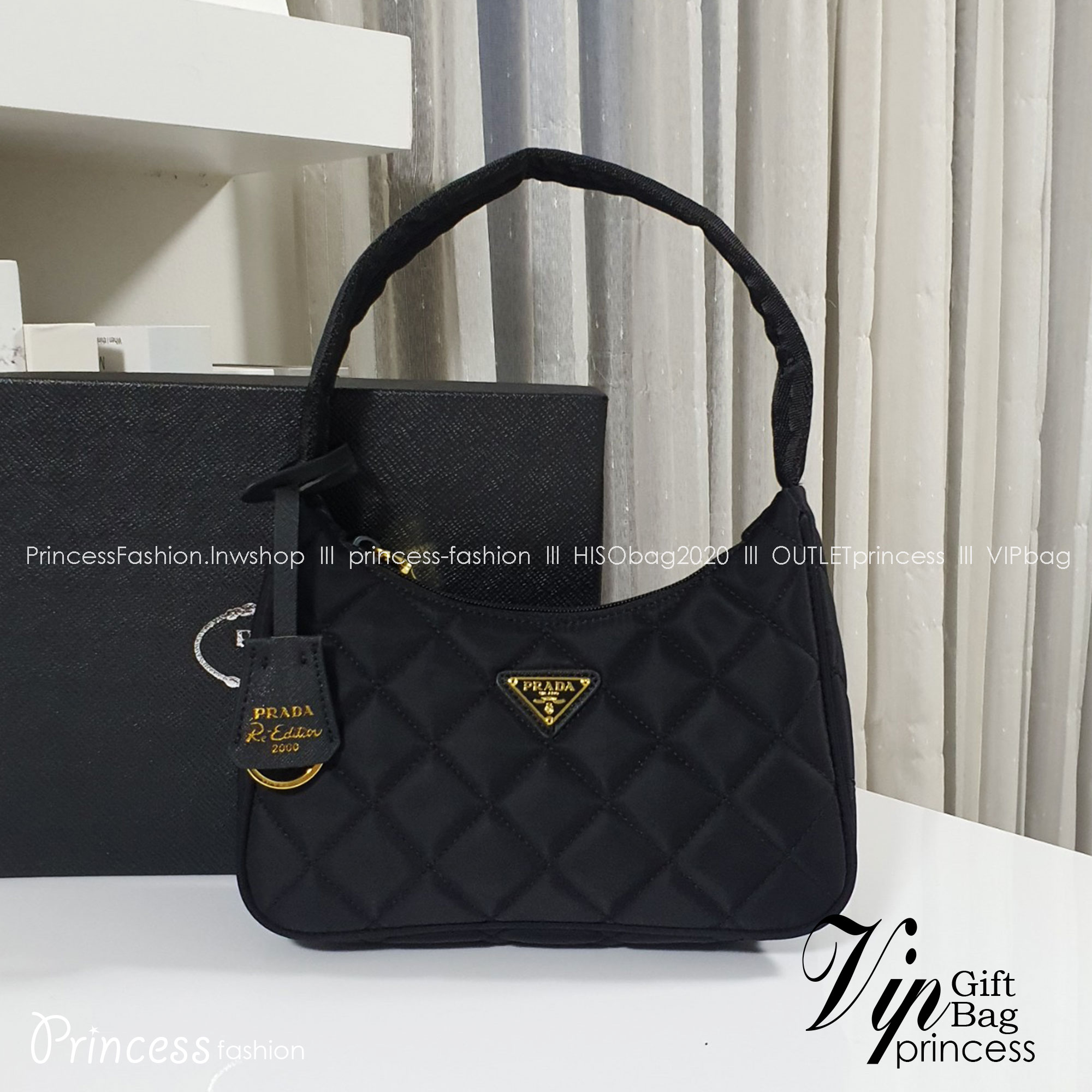 PRADA HOBO triangle motif padded bag รุ่นใหม่ล่าสุด!! PRADA NYLON HANDBAGS ขนาดกะทัดรัด อะไหล่ทอง วัสดุทำจากผ้าNylon ลายตาราง อย่างหนา อยู่ทรง กันน้ำได้ หายห่วงคะ