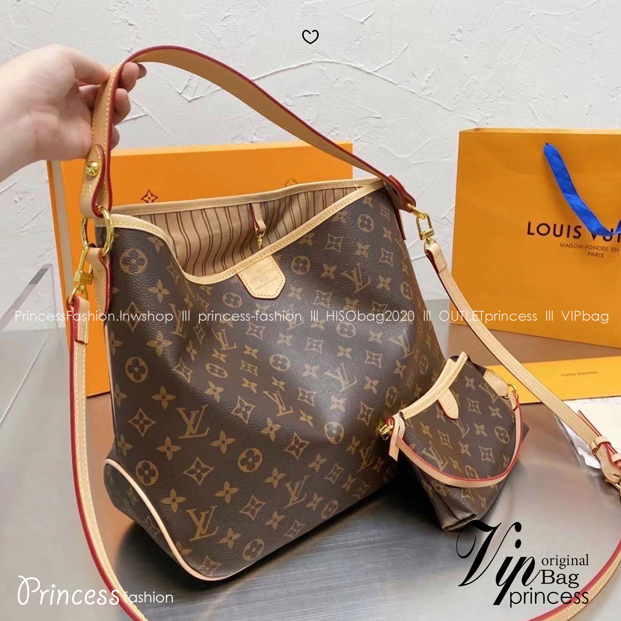 LV Monogram Delight Canvas Tote Bag กระเป๋าทรงโท้ทใบใหญ่ เอาใจสายแบกที่แท้ทรู จุของได้เยอะจุใจ แต่ยังคงความสวยคลาสสิกไม่มีเอาท์ เป็นใบโปรดที่หยิบใช้ได้บ่อย ตอบโจทย์ของใช้จริงจังทุกสิ่งอย่าง