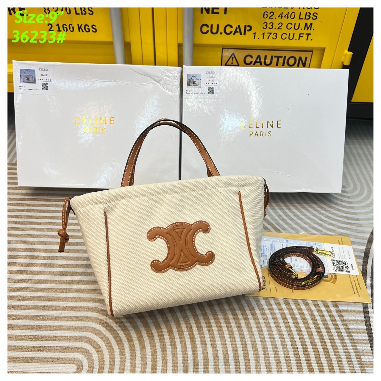CELINE Horizontal Cabas Canvas / CELINE TOTE BAG กระเป๋าทรงโท้ทกำลังมาแรง ขนาดและดีไซน์ทรงสี่เหลี่ยมผืนผ้า สามารถใส่ของได้เยอะและนำมาใช้ได้ทั้งไปทำงานหรือไปช้อปปิ้งได้ แมทช์กับเสื้อผ้าได้ง่าย เรียกได้ว่าคุ้มค่าคุ้มราคาสุดๆ