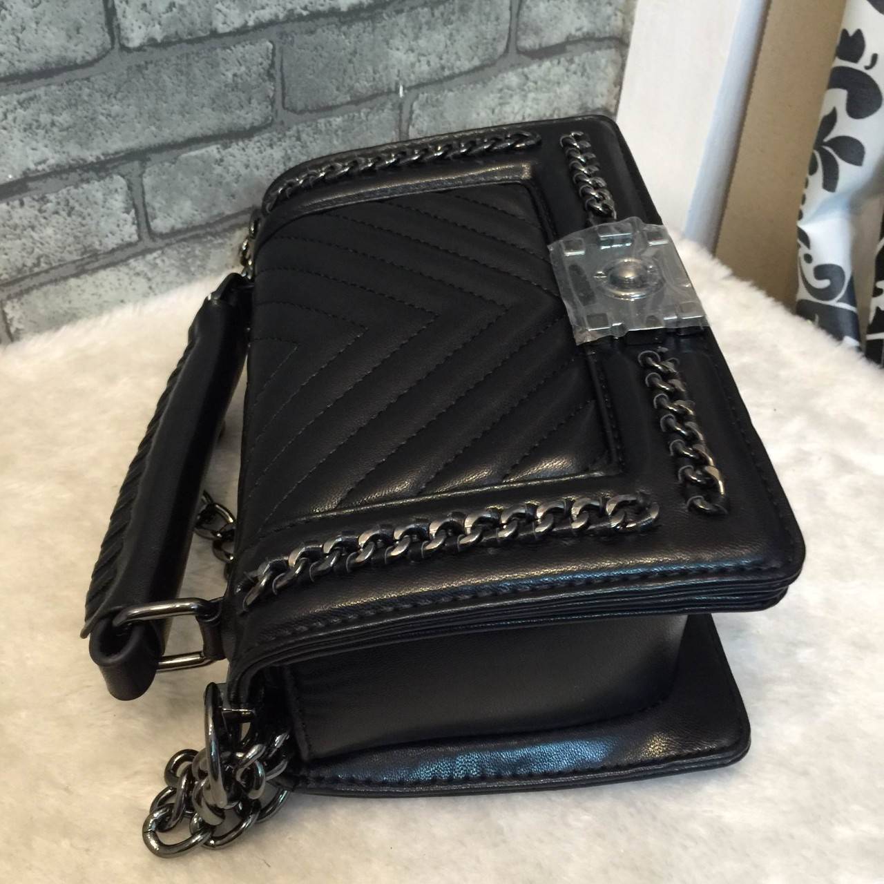 ZARA (Basic) shoulder bag กระเป๋าทรง Look like chanel ทรงกล่อง ตั้งอยู่ทรง ตัวกระเป๋าหนัง PU สวยเงา สายสะพายโซ่ต่อหนัง ความยาว 120cm ปรับได้3ระดับ ด้านหน้าแต่งขอบโซ่ถักหนัง เย็บลานแทยงทั้งหน้าและหลัง ภายในมีช่องใหญ่และช่องซิป1ช่อง เปิดปิดด้วยตัวล๊อคสุดเก๋