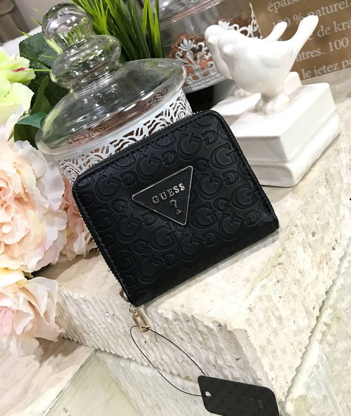 GUESS FACTORY WOMEN'S SHORT WALLET กระเป๋าสตางค์สั้นรุ่นใหม่ล่าสุดไอเท็มแนะนำวัสดุหนังปั้มโลโก้รอบใบสวยอยู่ทรงด้านหน้าประดับโลโก้แบรนด์ ภายในมีช่องใส่ธนบัตรใส่เเบงก์พันได้ มีช่องใส่เหรียญ ช่องใส่บัตรหลายช่อง ตัวจริงสวยน่าใช้ ภาพถ่ายจากสินค้าจริงมาพร้