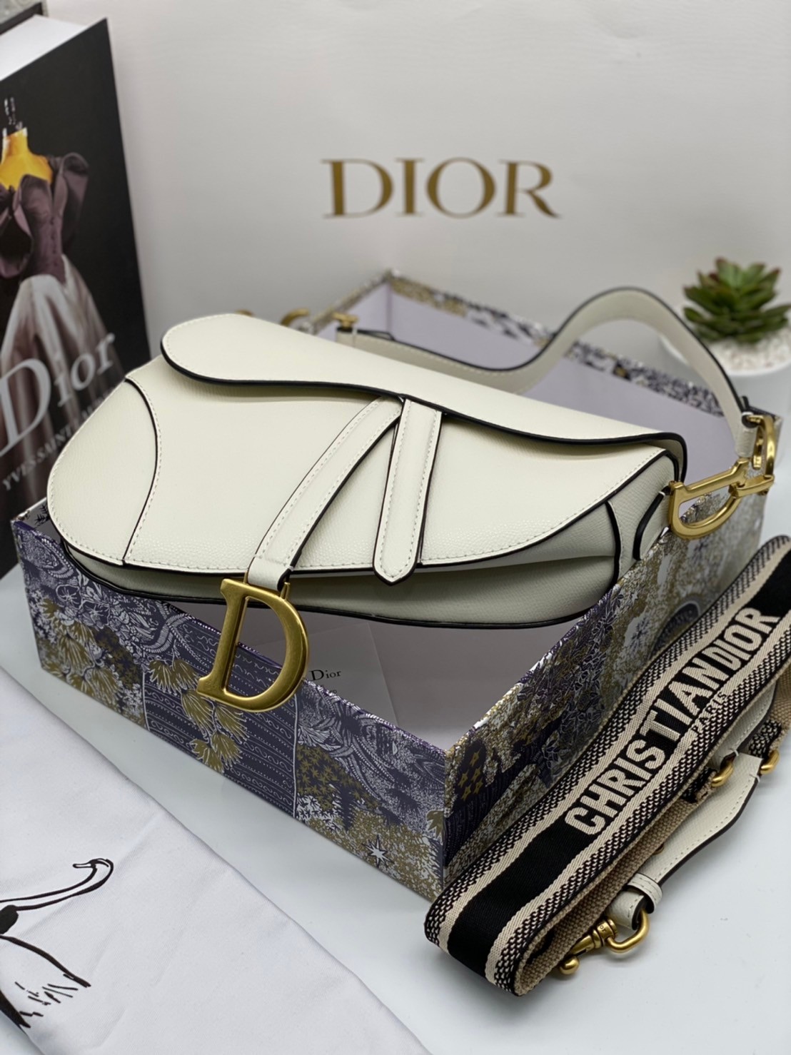หนังแท้ DIOR SADDLE BAG with strap กระเป๋ารุ่นยอดนิยมตามแบบฉบับแบรนด์ งานออริหนังแท้ทั้งใบ ใช้งานได้ 2 แบบ สะพายยาว CROSSBODY และสายสั้นถือได้เก๋ๆ ลุคนี้คูลสุดๆ เลยค่าา ภาพถ่ายจากสินค้าจริง! สวยมาก พร้อมส่งที่ไทยราคาสุดคุ้ม สาวๆ ห้ามพลาดค่ะ!