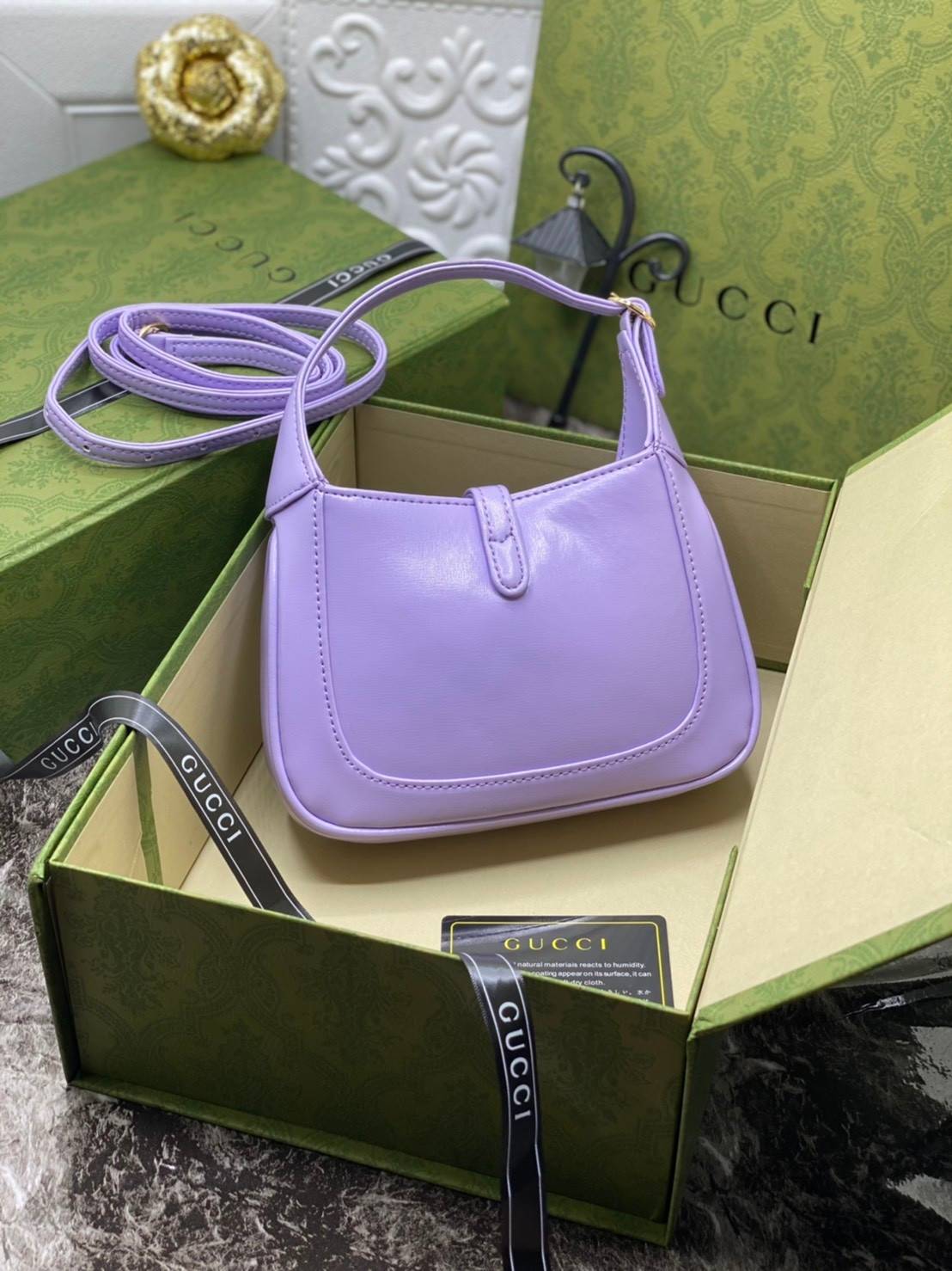 VIP GIFTbag 】หนังแท้ GUCCI Jackie 1961 mini shoulder bag กระเป่ารุ่นฮิตจาก Gucci ต้องบอกเลยว่าสำหรับสาวๆหลายคนนั้น ที่ชื่อชอบ หรือเป็นสาวกกลับแบรนด์อย่าง Gucci ต้องบอกเลยนะว่าสำหรับรุ่นนี้ห้ามพลาดไปทีเดียว บอกว่าได้เป็นตำนานควาวินเทจได้อย่างดี โดยขนาดของต