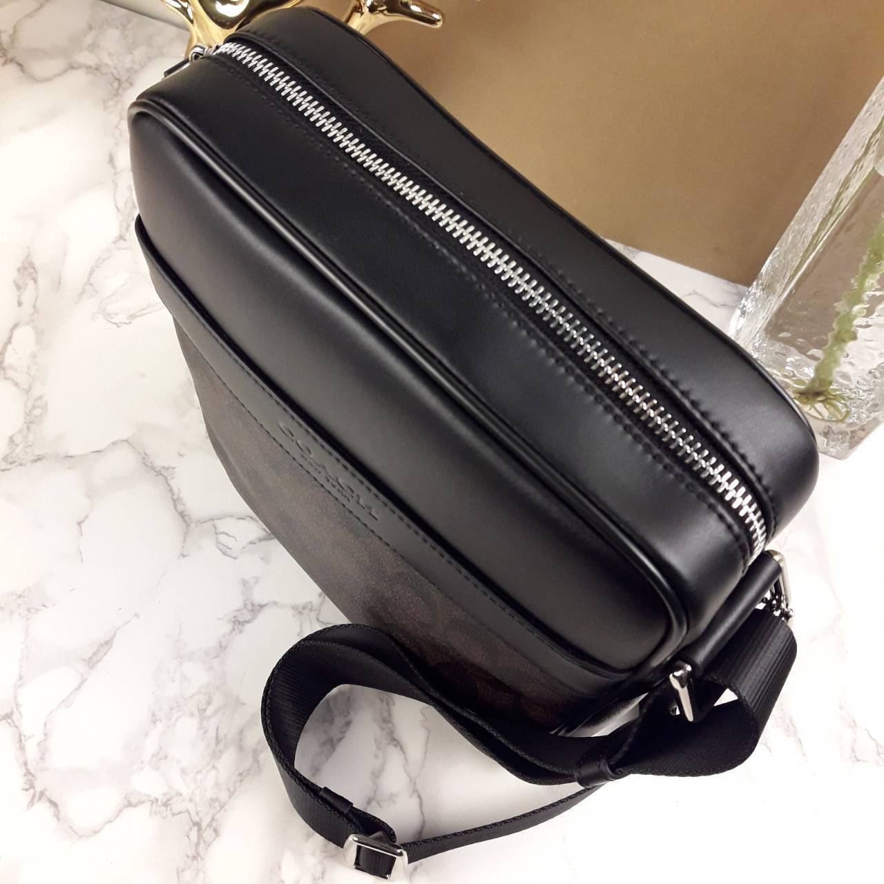 อมตะ ฆ่าไม่ตายจริงๆ กับรุ่นนี้!!😎//>>COACH CHARLES FLIGHT BAG(F54788)🍁สะพายข้าง ทรงสวย เป็นอีกรุ่น ที่ฮิตตลอดกาลไปเรียบร้อยแล้ว//วัสดุหนังแคนวาส สลับหนังแท้อย่างดี // ใช้ได้ทั้งชายและหญิง Unisexสุดๆ ใช้งานง่าย ทรงกล่อง จะสะพายเที่ยว 