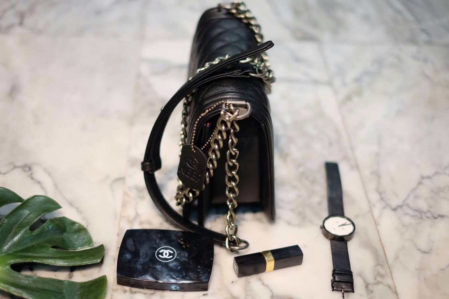 ทางร้าน ได้กระเป๋า จากแบรนด์ KEEP ทรงเดียวกับ Chanel boy เลย รุ่น KEEP shoulder Luxury Quited bag สวย หรู เท่ มากๆ เลยน๊า กระเป๋าอยู่ทรง #หนังแกะสังเคราะห์นิ่มตึงสวยมากคะ สายโซ่ มีที่รองไหล่ สะพายสบายคะ สายปรับ สั้น ยาวได้คะ #ใบจริงสวยมาก เข้ากับชุดได้ง่า