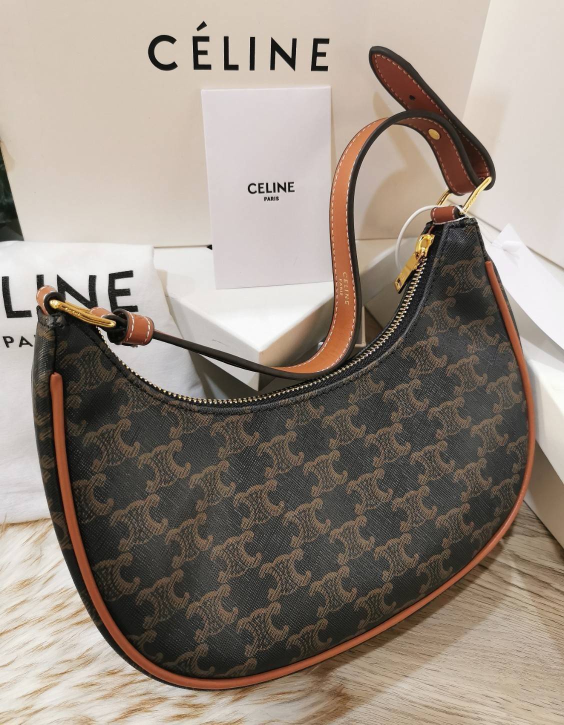 ของแท้ CELINE SHOULDER BAG VIP GIFT WITH PURCHASE (GWP) พรีเมี่ยมกิ๊ฟ Limited Edition จาก CELINE HAUTEPARFUME DUTYFREE COUNTER วัสดุ TRIOMPHE CANVAS ดีไซน์สวยหรูฮิตสุดในเกาหลี!