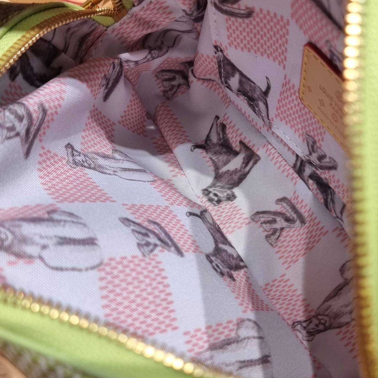 LV Nano Porte Documents Voyage สีเขียวเหนี่ยวทรัพย์ กระเป๋าสะพายทรงกระเป๋าเดินทางในขนาดมินิกะทัดรัด แถมฟรีพวงหนังห้อยสีชมพูโดดเด่น