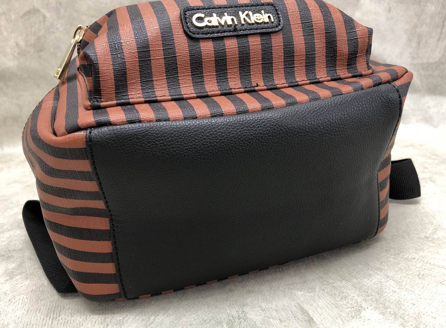 Calvin Klein mini backpack bag กระเป๋าเป้ วัสดุหนัง pu. หนังนิ่ม น้ำหนักเบาด้านหน้า มีช่องซิปเล็ก พร้อมประดับ logo brand ด้านข้างซ้ายขวา มีช่องเล็ก เปิดปิดกระเป๋าด้วยซิป ด้านในโล่ง มีช่องซิปเล็ก 1 ช่อง ซับในผ้าลายแบรนด์อสายสะพายปรับ freesize.ระดับตามคขนาด