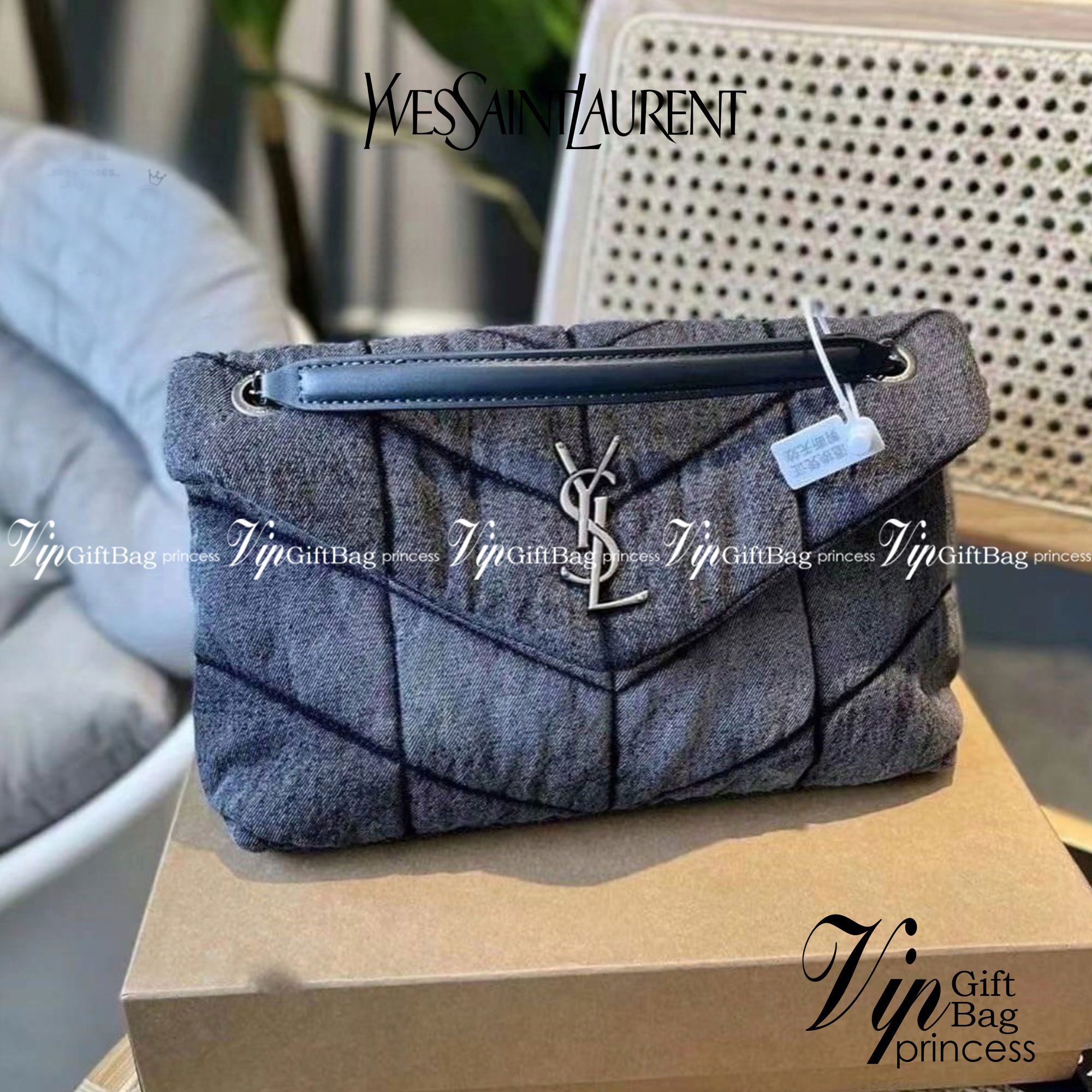YSL SAINT LAURENT Loulou Danim Shoulder Bagblue bag กระเป๋าสะพายผ้ายีนส์เดนิมควิลท์ อะไหล่ทอง สีตัดกันสวยมากค่ะ รอบนี้มา 2สี โทนยีนส์ดำ และฟ้า สวยเท่ๆ ไปเลยค่า งานดูดีมีระดับ ชนช็อป ปั้มทุกจุดเป๊ะมากก สายสามารถดึงสั้นยาวได้ค่ะ