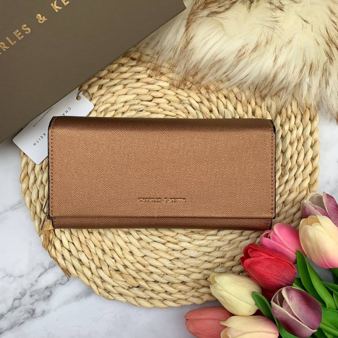 ของแท้ 💯% CHARLES & KEITH METAL TASSEL CLASSIC LONG WALLET กระเป๋าเงินใบยาวรุ่นพู่ยอดฮิต!! หนังพิมพ์ลายคาร์เวียร์ใช้ทน ด้านหลังมีช่องใส่บัตร/แบงค์ได้