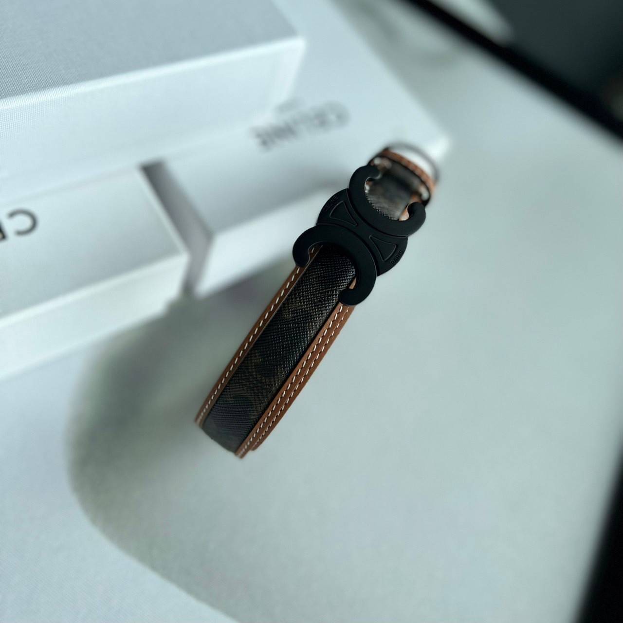 หนังแท้ CELINE BELT LOGO 18MM / Celine Triomphe Belt in Natural Calfskin เกรดใช้งานสลับของจริง ออริจินอลหนังแท้ หัวเข็มขัดโลโก้แบรนด์แบบ 3D Vintage สีทอง/สีดำ ปั้มโลโก้คมชัดคล้ายของจริง สายปรับระดับได้ในดีไซน์เรียบหรูเข้ากับทุกลุ๊คใช้ได้ทั้งชายหญิง