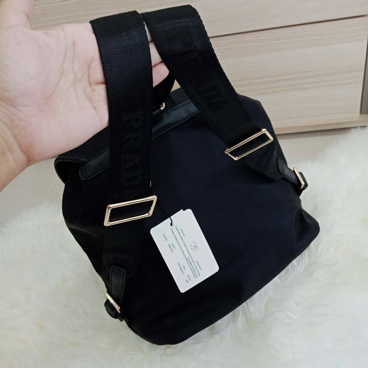 Prada nylon backpack with pocket กระเป๋าเป้ทรง signature จาก วัสดุ nylon เนื้อหนา ด้านหน้าประดับ logo brand, มีช่องใส่ของ 2 ช่อง กระเป๋าเปิดปิดด้วยกระดุมแม่เหล็ก และ drawstring ด้านในมีป้ายหนัง logo brand บุผ้าลายแบรนดอย่างดี สายสะพายปรับได้ freesize สายก