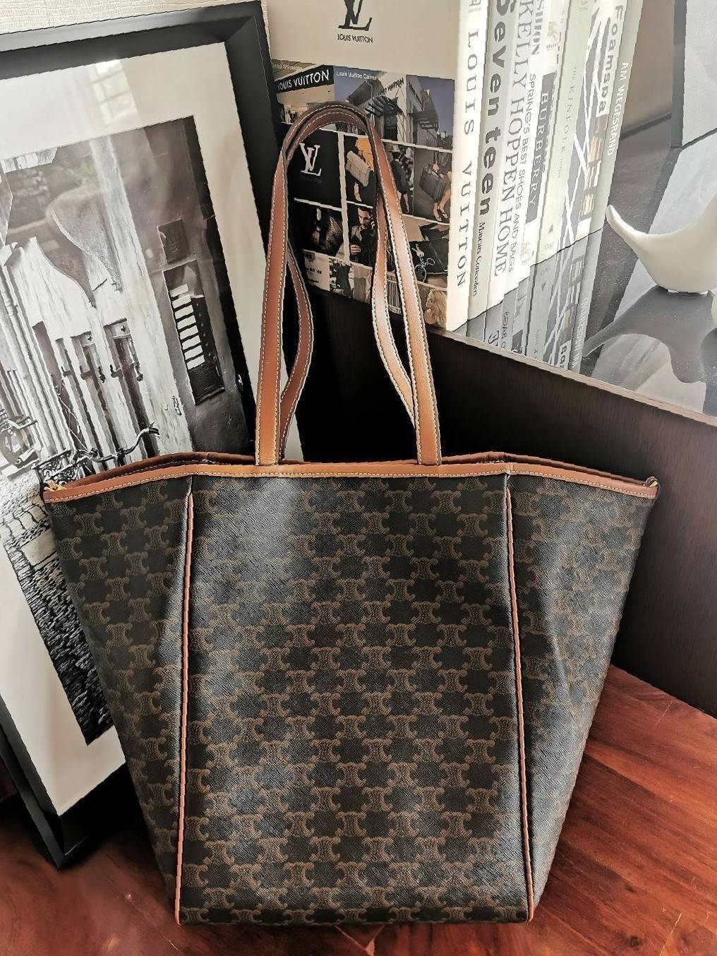 กลับมาตามคำเรียกร้อง! พร้อมส่งรุ่นหายากนะคะ!✴️ RARE ITEMS! NEW CELINE SHOPPING BAG VIP GIFT WITH PURCHASE (GWP) กระเป๋าสะพายพรีเมี่ยมกิ๊ฟ Limited จาก CELINE HAUTEPARFUME DUTY FREE วัสดุ TRIOMPHE CANVAS หนังสวยอยู่ทรงกันน้ำในดีไซน์ทรง TOTE สวยหรูคลา