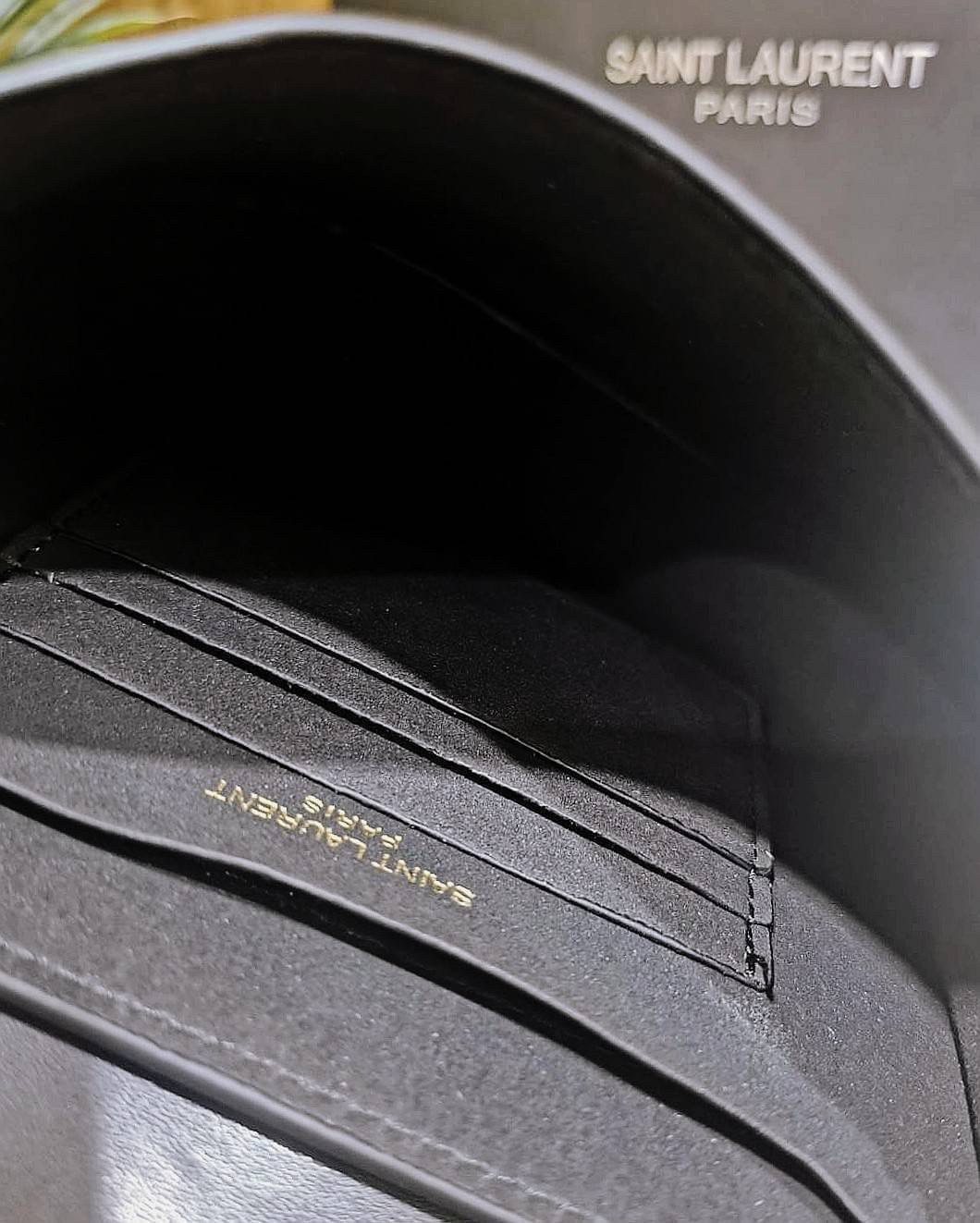 YVES SAINT LAURENT YSL BAG VIP GIFT WITH PURCHASE (GWP) พรีเมี่ยมกิ้ฟ Limited Edition จาก YSL DUTY FREE COUNTER ทรงสี่เหลี่ยมหนังสวยหรูอยู่ทรงเปิดปิดด้วยฝาปิดโลโก้แบรนด์อะไหล่ทองวินเทจ ภายในโล่งมีช่องหลัก และช่องใส่บัตรสามารถใส่มือถือของใช้จุกจิกได้เยอะ ส