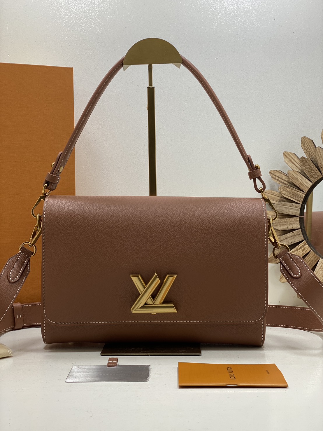 TOP ORI หนังแท้ | เกรดดีสุด LV Soft Twist Handbag กระเป๋าถือสุดไอคอนิก ถือเป็นกระเป๋าคู่ใจที่สมบูรณ์แบบสำหรับทุกวัน