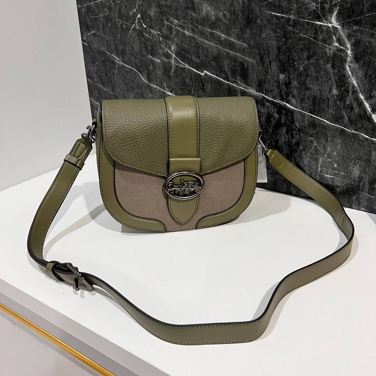 OUTLET 】COACH C2805 GEORGIE SADDLE BAG ใบงาม น้องน่ารัก สุดเรียบหรู เลยทีเดียว วัสดุหนังpebble ตัวกระเป๋าหนังแท้ ตรงกลางตัดกำมะหยี่เพิ่มความหรูหราอย่างลงตัว ภายในกระเป๋ามีช่องเอนกประสงค์กระดุมแป๊ก ซับในผ้า ด้านนอกกระเป๋าเปิด สายสะพายถอดปรับระดับ สำหรับสะพ