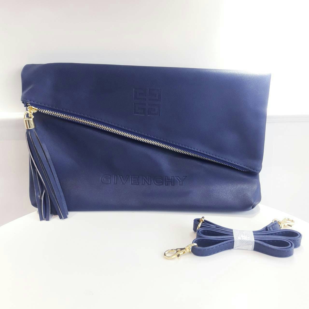 GIVENCHY ENVELOPE CLUTCH BAG กระเป๋าสะพายหรือ cluth bag วัสดุหนัง PU. ดีไซน์เก๋ ซิปเฉียงพร้อมซิปแบบพู่ สามารถสะพายหรือถือเป็น cluth ได้ค่ะ ภายในจุได้เยอะ ใส่ มีช่องซิปเล็กอีก 1 ช่อง ซับในลายแบรนด์ ใบนี้ all in 1 ค่ะ คุ้มสุดๆ