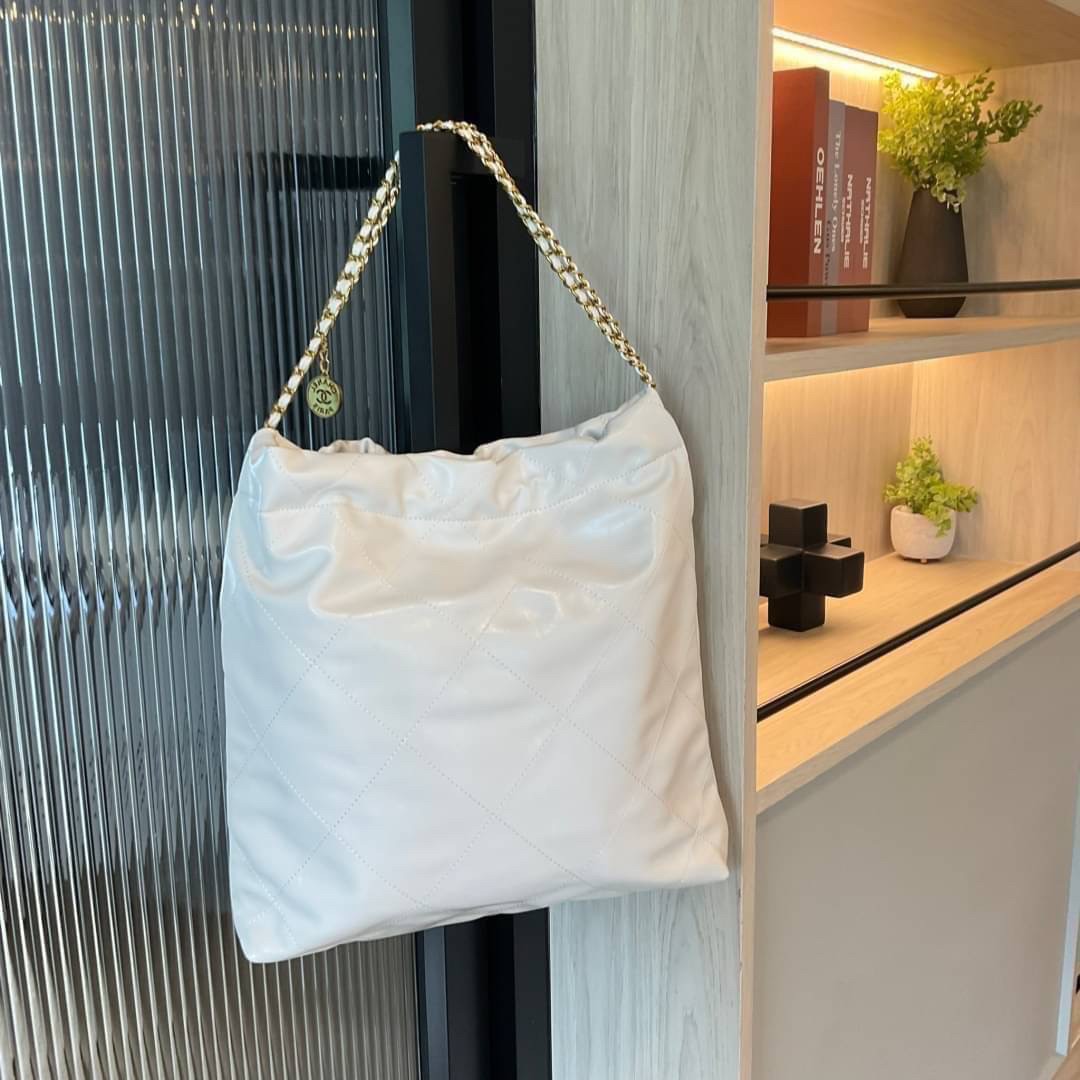 CHANEL 22 LEATHER HANDBAG พร้อมส่ง 2 สี ทรงยอดฮิตในปี 2023 กระเป๋าหิ้วหรือคล้องไหล่ได้ หนังอย่างดี หนังนิ่มมากๆ ยืดยุ่นได้ดีมีความทนทาน