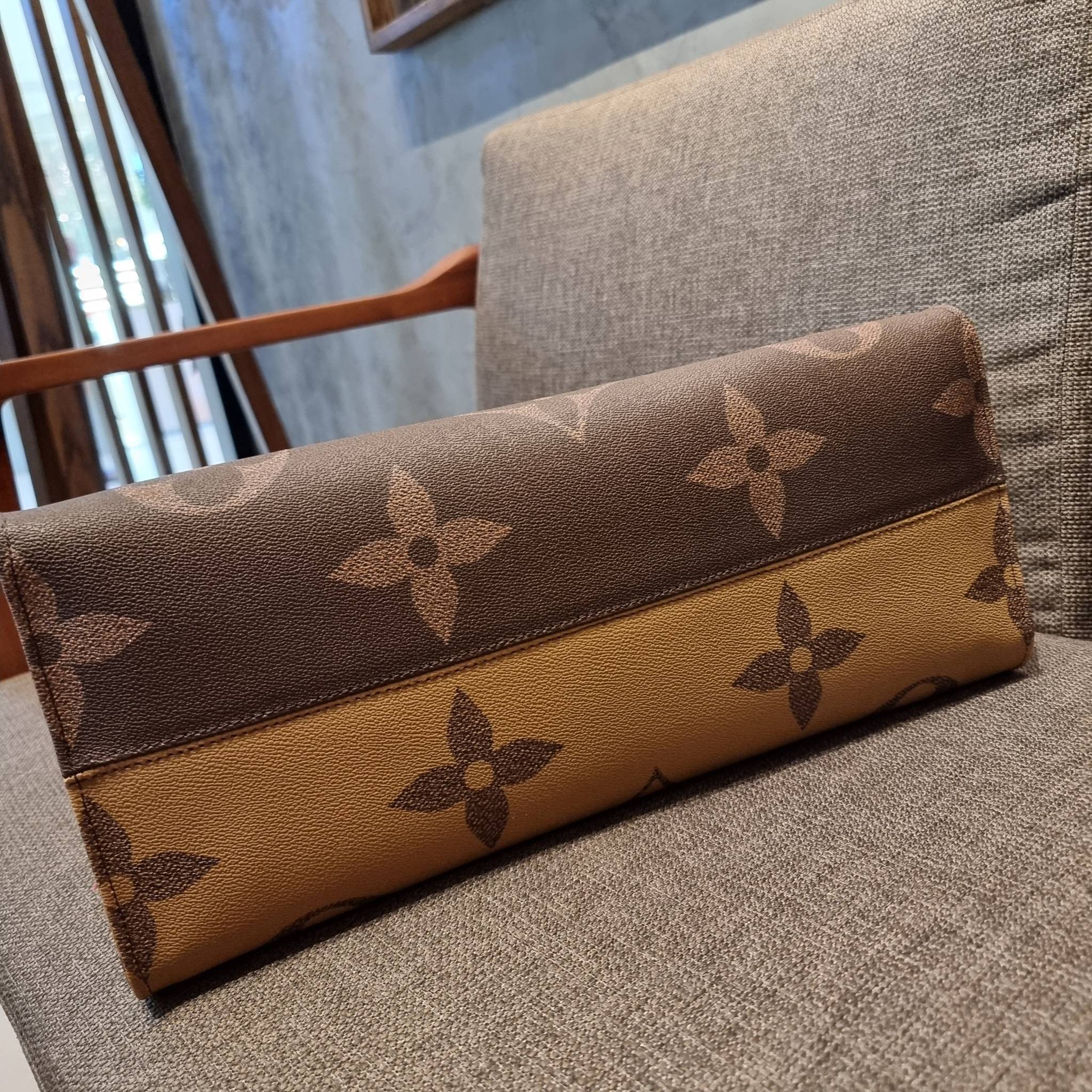 LV crossbody tote bag 10" 16" สเปเชี่ยล gift box set ในราคาที่แสนดี น่าคบหา!! สุดคุ้มและสวยที่สุดยันกล่อง!! ได้ไปยังไงต้องร้องว้าว!! กระเป๋าทรงโท้ทที่สาวๆตามหา ดีไซน์คลาสสิค ผู้ดี หรูหรา โทนสีใช้งานง่าย ได้ทุกลุค ทุกสไตล์ วัสดุหนังแคนวาสคุณภาพ ม