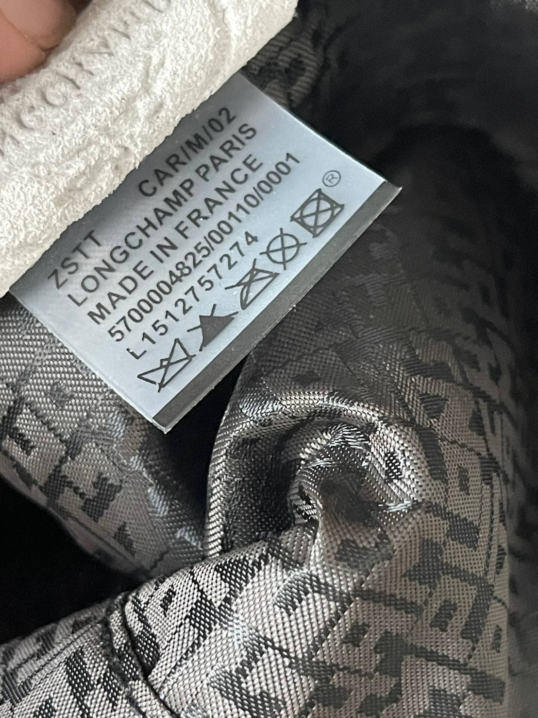 Longchamp Le Pliage Cuir Top handle bag S เรียกว่าเป็นกระเป๋าอีกหนึ่งรุ่นที่ไม่ว่ายังไงก็ฮอตฮิตและติดเทรนด์ตลอดไม่เคยเปลี่ยนกับ ทรง Le Pliage Cuir หนึ่งในตระกูลกระเป๋าสุดไอคอนิกจากแบรนด์