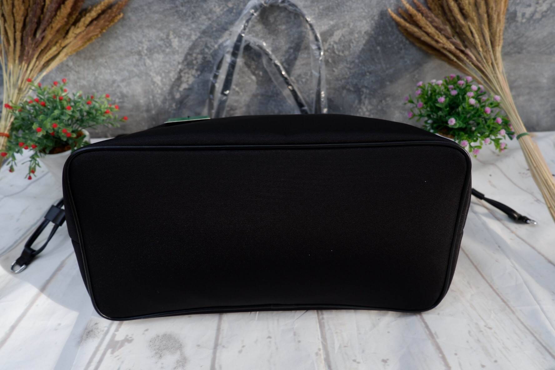 คุ้มจุใจสาวๆค้า 👏👏 ใบนี้ Must Have item! กระเป๋าสะพายทรง TOTE ใบใหญ่ จากพรีเมี่ยมกิ้ฟท์เคาเตอร์แบรนด์ PRADA อะไหล่เงินทั้งใบ เปิดปิดด้วยซิป สะพายไหล่ได้ ไม่ติด จุคุ้มมากสุดๆค่ะ ใส่เสื้อผ้า 1-2 วันได้สบาย ด้านข้างสามารถปรับได้สองทรงตามสไตล์