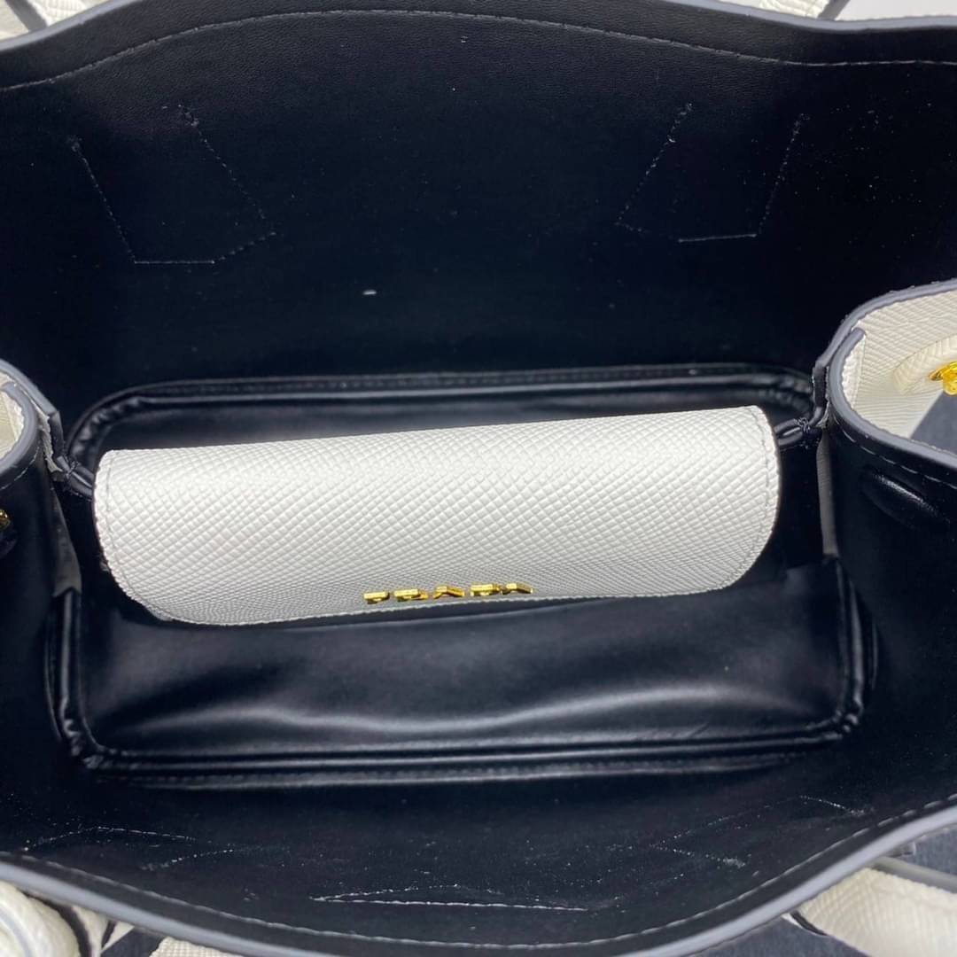 25cm Prada Small Saffiano Leather Double Bag / Prada Double Bag กระเป๋าสะพายพราด้า อีกหนึ่งรุ่นฮิต ให้พื้นที่จุของกว้างขวาง เป็น Tote Bag ใช้งานง่าย ได้ทุกที่ ทุกโอกาส ด้วยขนาดของกระเป๋าที่สามารถจุของได้หลากหลาย เป็นอีกรุ่นที่เหมาะสมสำหรับการเป็น Everyday