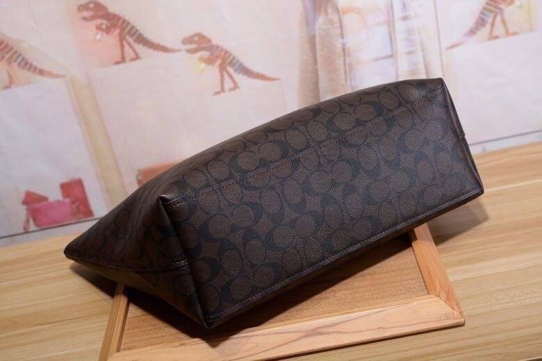 รุ่นยอดนิยม COACH TOWNTOTE IN SIGNATURE CANVAS F76636 กลับใช้ได้ทั้งสองด้าน ใบขนาดใหญ่จุใจ ใส่ของได้เยอะมากกก เป็นรุ่นที่สวยตลอดกาล ควรมีติดตู้ไว้เลยค่าา