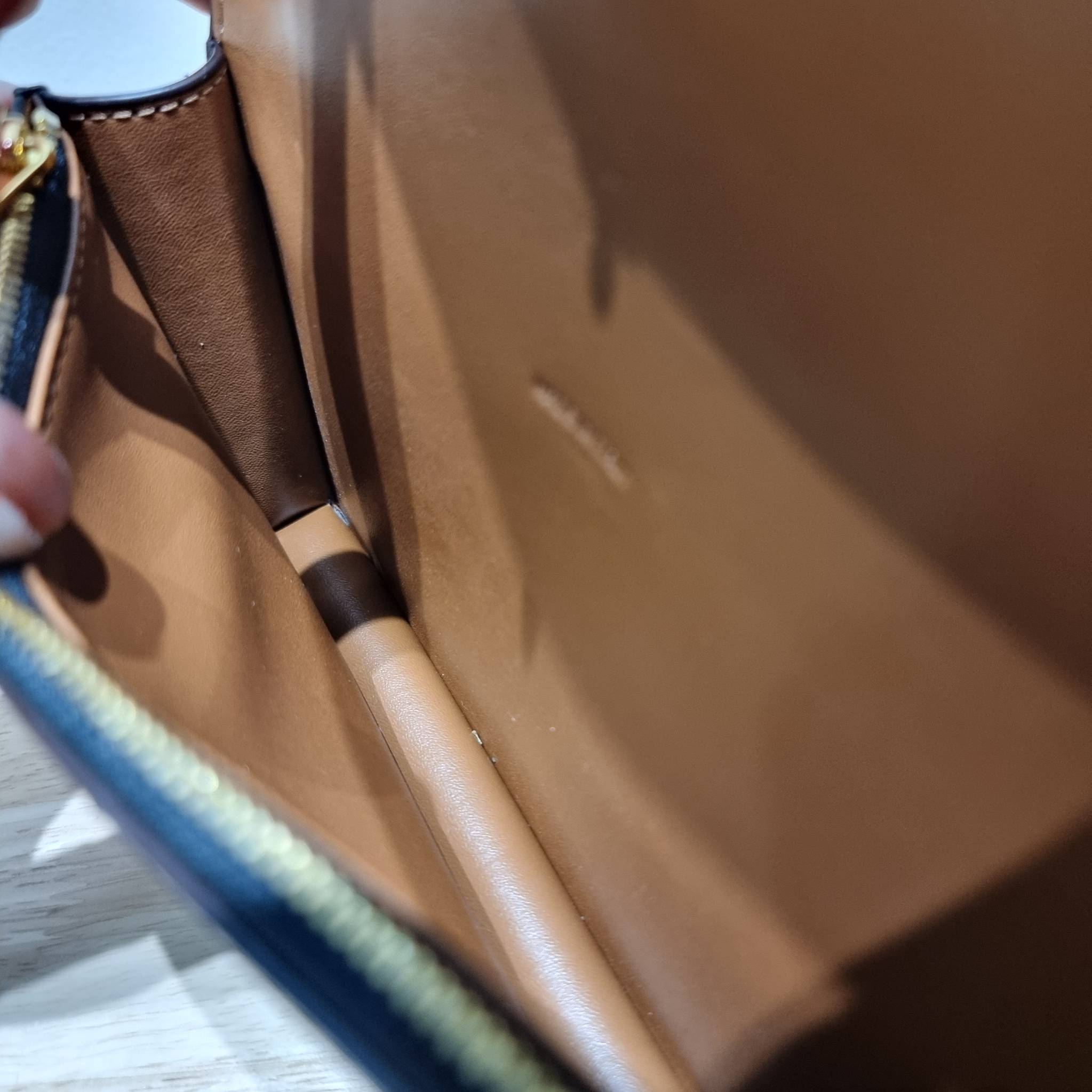 CELINE WALLET ON STRAP IN TRIOMPHE CANVAS AND LEATHER อีกหนึ่งรุ่นยอดนิยม กระเป๋าสะพายกึ่งคลัทช์ ในรูปแบบกระเป๋าสตางค์ ให้พกพาได้ง่าย ใส่ของสำคัญ มือถือ หรือบัตรต่างๆได้