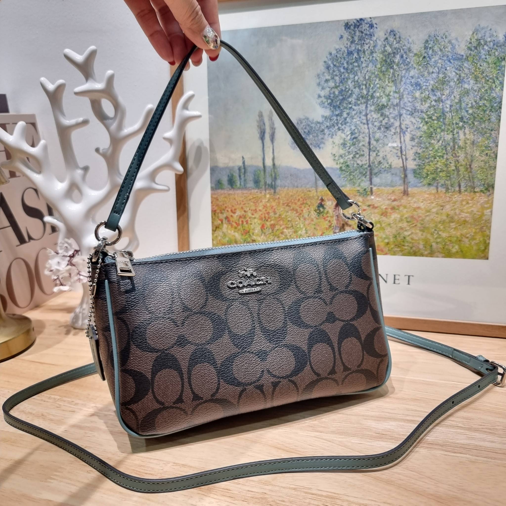 COACH TOP HANDLE POUCH F58321 พร้อมส่ง 9 สี กระเป๋าทรงพอช ยอดฮิต ยกขึ้นแท่น ด้วยดีไซน์ที่ออกมาให้ใช้งานได้ง่าย ขนาดกำลังเหมาะ