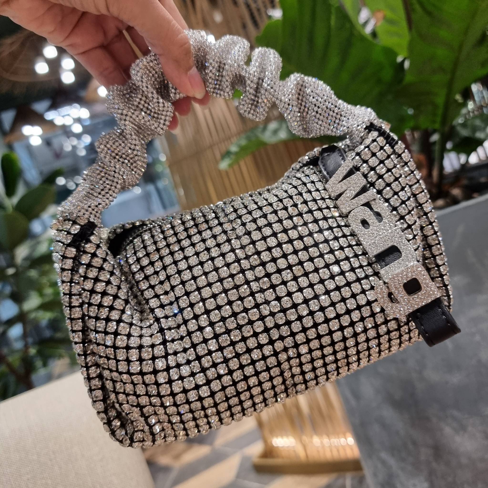 ALEXANDER WANG EXCLUSIVE POUCH IN RHINESTONE MESH ใหม่ล่าสุด เอ็กซ์คลูซีฟไอเท็ม ที่หรูเลิศกว่าใคร กระเป๋าพอชตกแต่งพลอยเทียมรอบใบ ยันหูจับ!! หรูหรา โดดเด่น ดูแพง ด้วยการตัดเย็บเรียงร้อยลงบนตาข่ายเนื้อละเอียด ทำให้ดูดีมีราคางดงามจริงๆ ดีไซน์ทรงพอช ถือใช้งาน