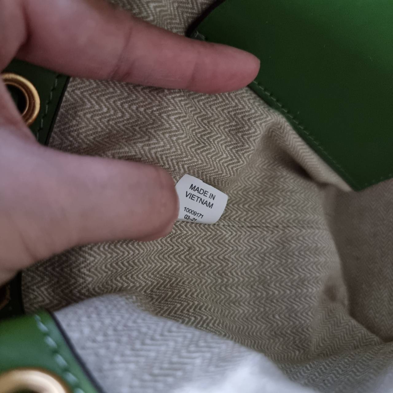 TORY BURCH T MONOGRAM STRAW BUCKET BAG NATURAL/SHISO 🌿สวยงามสะดุดตามากๆค่ะ จัดหนักกันไปเลยจ้า กับรุ่นที่สาวๆรอคอย พร้อมเสิร์ฟความสวยให้ถึงบ้านแล้วน้า กระเป๋าบัคเก็ตทรงยอดนิยม ดีไซน์ใหม่ล่าสุด ยูนีคไม่เหมือนใคร ลายสานเต็มใบพร้อมปักโลโก้เอกลักษณ์สีเ