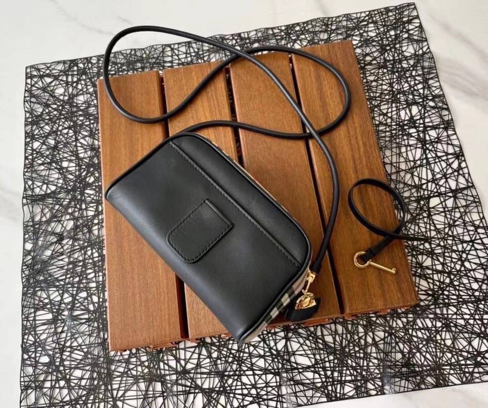 พรีเมี่ยมกิ๊ฟแท้ 100% 】พร้อมส่งที่ไทย ที่นี่ที่เดียว VIP gift BURBERRY Black Vintage Check Half Cube Crossbody Bag