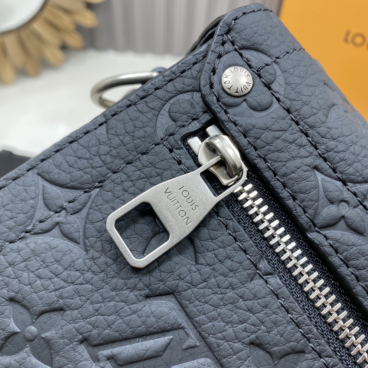 TOP ORI หนังแท้ | LV Soul Trunk Bag Taurillon leather with Monogram pattern กระเป๋าสะพายทรงทรังค์ ครอสบอดี้ขนาดกะทัดรัด หนังแท้เนื้อนุ่มประทับลาย Monogram หรูหราเป็นเอกลักษณ์ เสริมมุมโดดเด่นดีเทลหนังประณีต