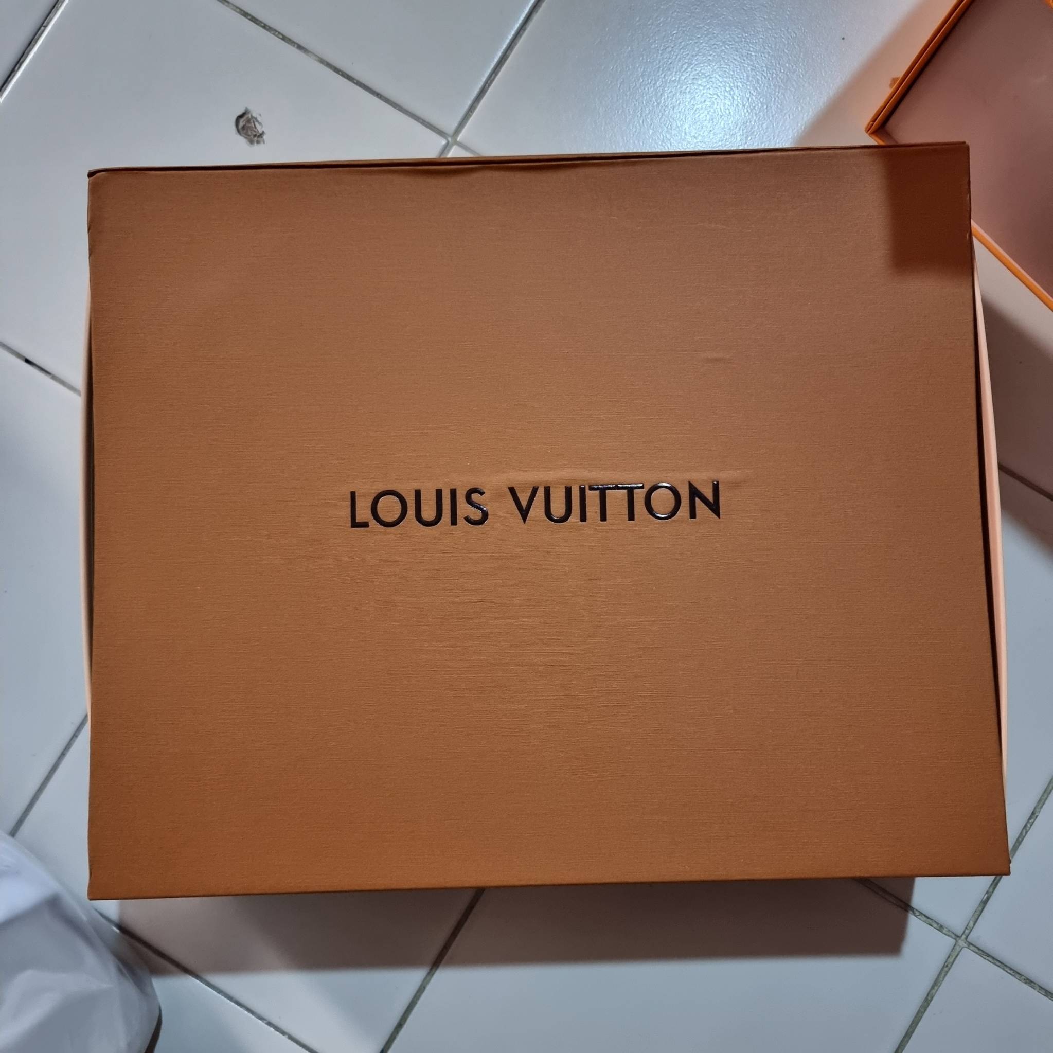 LV Noe bb damier azur กระเป๋าทรงขนมจีบสุดฮอต ราคาสุดคุ้ม ลิมิเต็ดมากๆ แถมฟรี ริบบิ้นแบรนด์เอนกประสงค์ จะใช้แทนสายรูดปากกระเป๋า ผูกเป็นโบว์ตกแต่งเก๋ๆ หรือจะพันถนอมสายสะพายยังได้ คุ้มจริง!! วัสดุหนังแคนวาส ภายในโล่งกว้าง ใส่ของได้ตามสะดวก สายสะพายปรับได้อีก