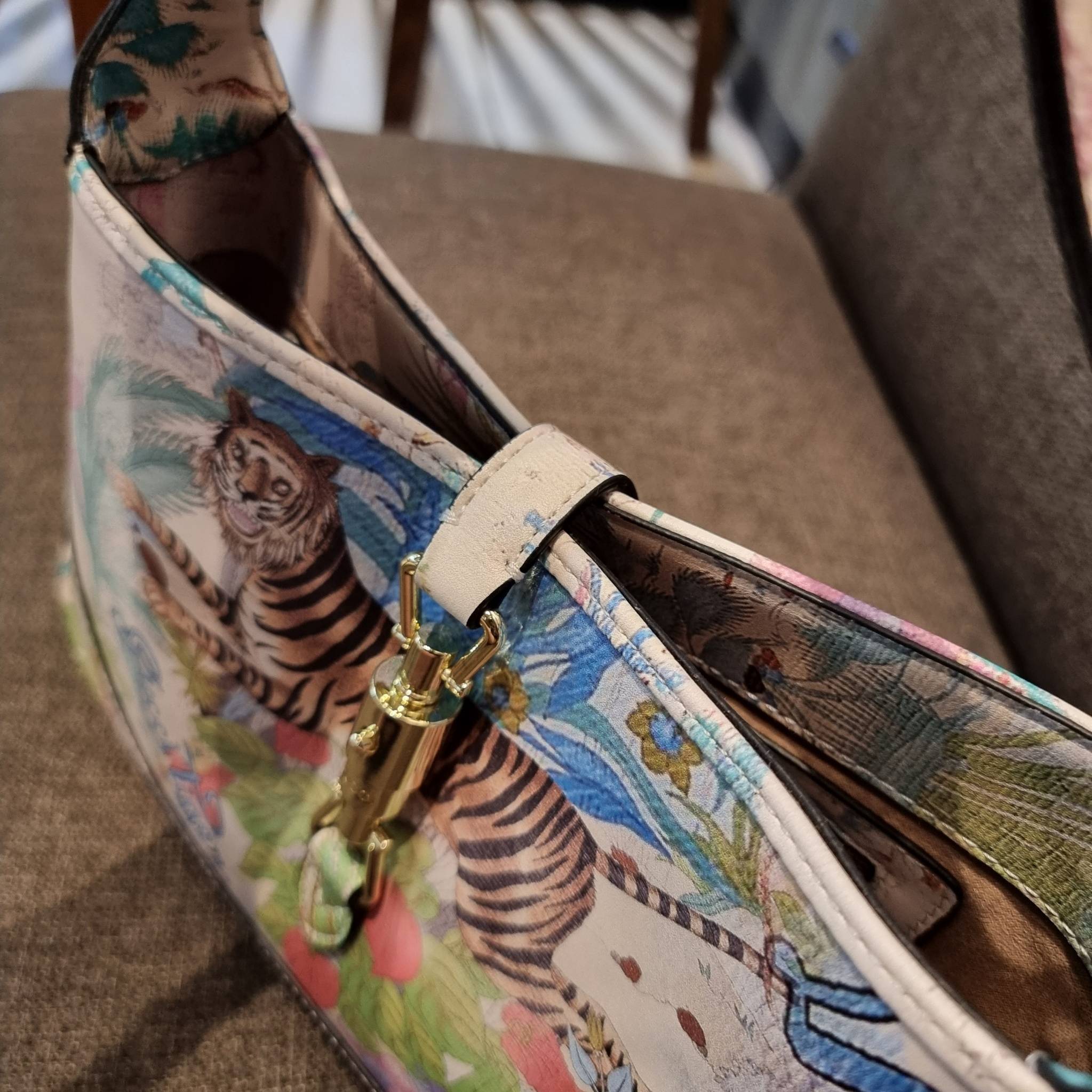 GUCCI SHOULDER BAG โปรเจคฉลองปีเสือ ปังฉุดไม่อยู่!! คอลเลคชั่นยอดฮิต GC multi bag ไซส์ใหญ่น่าสะพาย ดีไซน์ลวดลายชิคมากๆ!! โดดเด่นไม่ซ้ำใคร กับกระเป๋าสะพายวีไอพี พรีเมี้ยมกิ๊ฟที่จะทำให้หลงรักกันไปแบบสุดๆ มีดีเทลแฝงความหรูในตัว วัสดุหนังสังเคราะห์พรินท์ลายคม