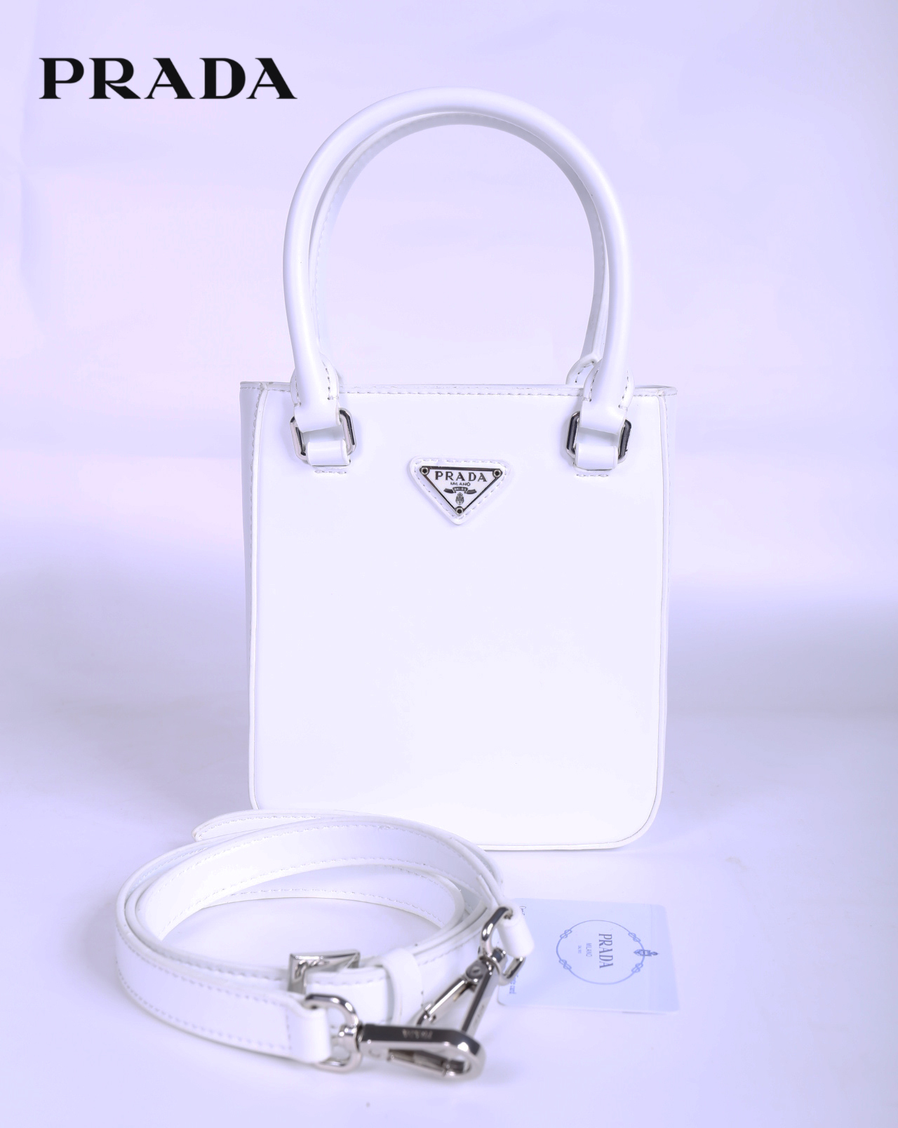 PRADA Small brushed leather tote กระเป๋าTote ขนาดเล็กที่มีดีไซน์ทรงเหลี่ยมโฉบเฉี่ยว วัสดุจากหนังเงาซึ่งเป็นวัสดุที่โดดเด่นของแบรนด์มาตั้งแต่ยุค 90'