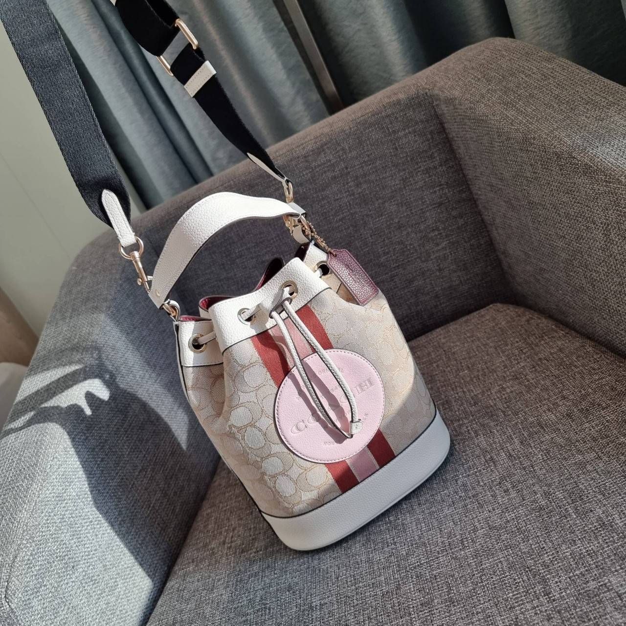 OUTLET 】COACH DEMPSEY DRAWSTRING BUCKET BAG IN SIGNATURE JACQUARD WITH STRIPE AND COACH PATCH C4101 C4102 พี่สาวใบใหญ่สุดสวยมาแล้วจ้า!! กระเป๋าทรงถังไซส์ใหญ่ ที่สาวๆรอคอย ใช้งานง่ายด้วยการรูดหนังปิดรอบปากกระเป๋า ทุกอย่างลงตัวที่สุด!! โดดเด่นด้วยลวดลายสีสั
